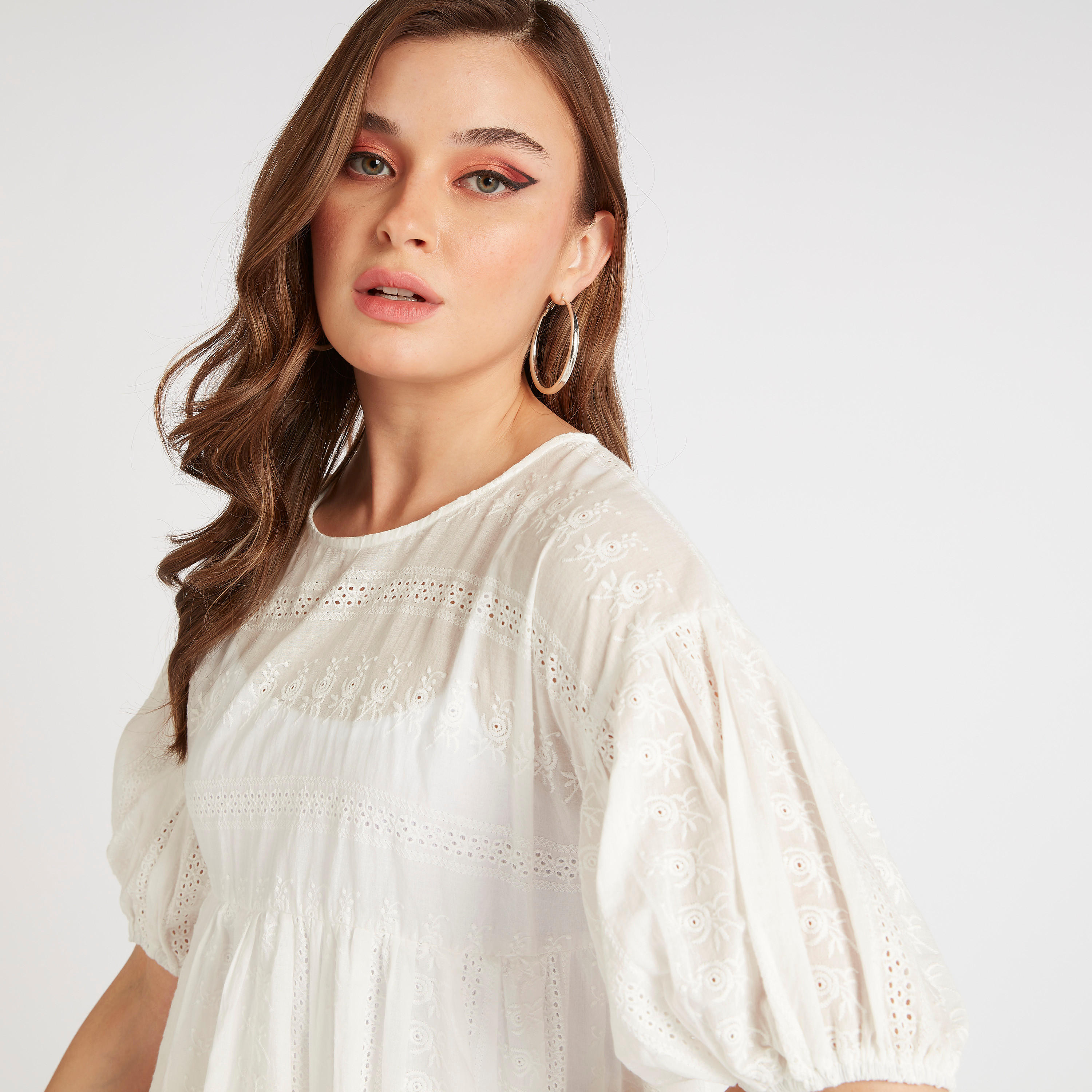 بلوزة بيبلوم بياقة مستديرة وتطريز شيفلي من توإكستريمز-women-clothing-shirtsandblouses-blouses-image-2