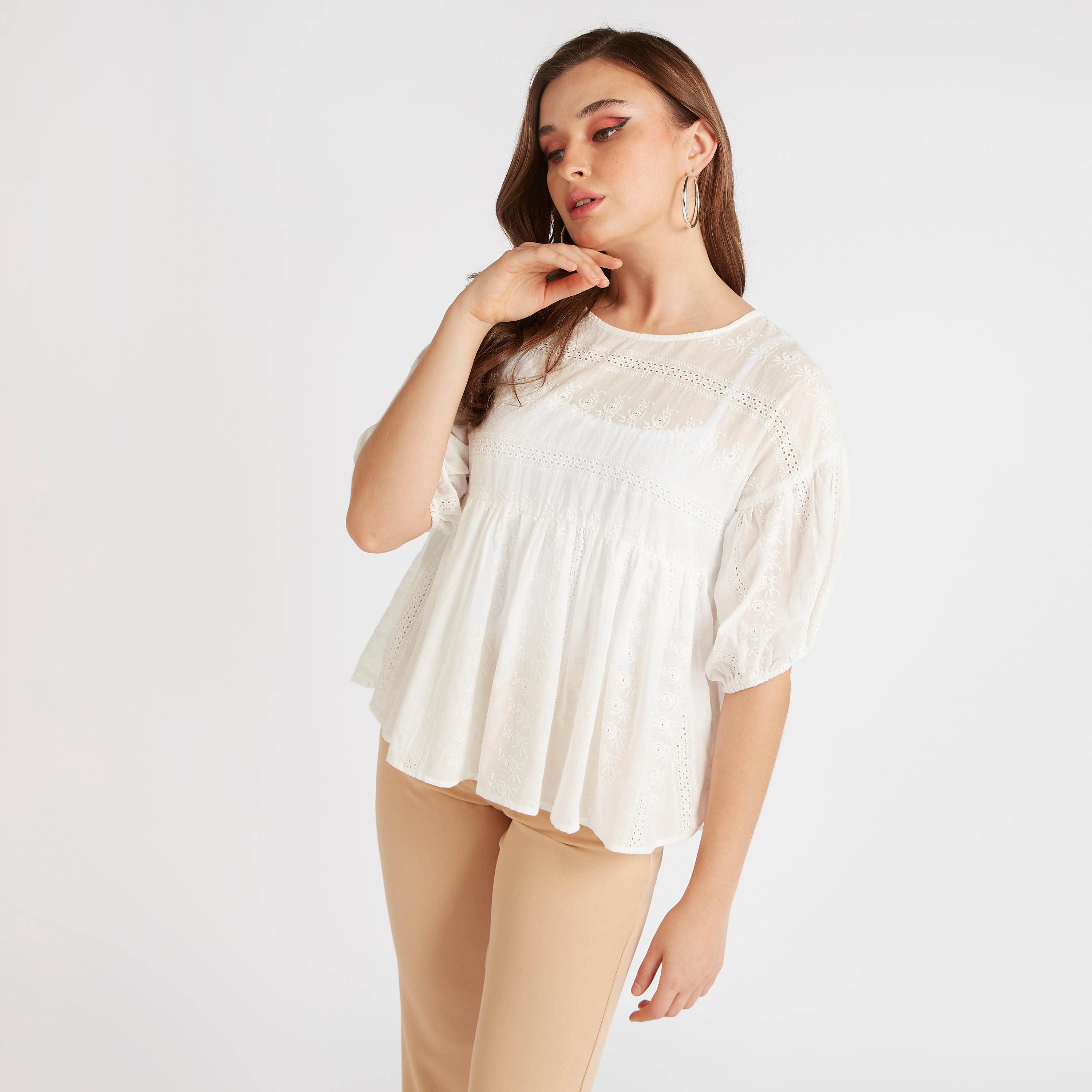 بلوزة بيبلوم بياقة مستديرة وتطريز شيفلي من توإكستريمز-women-clothing-shirtsandblouses-blouses-image-1