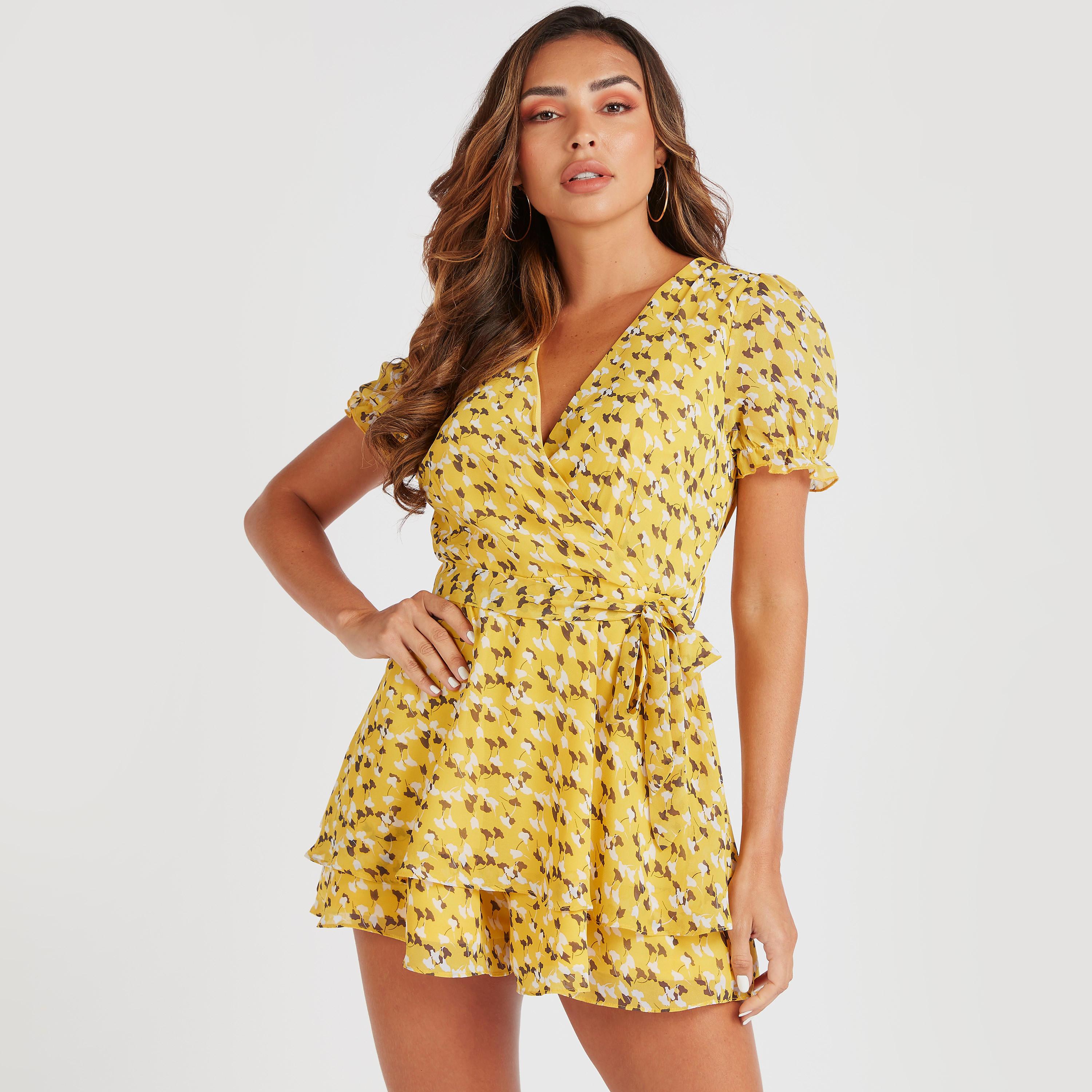 جمبسوت قصير بأكمام قصيرة ورباط وطبعات زهرية من توإكستريمز-women-clothing-jumpsuits-image-1