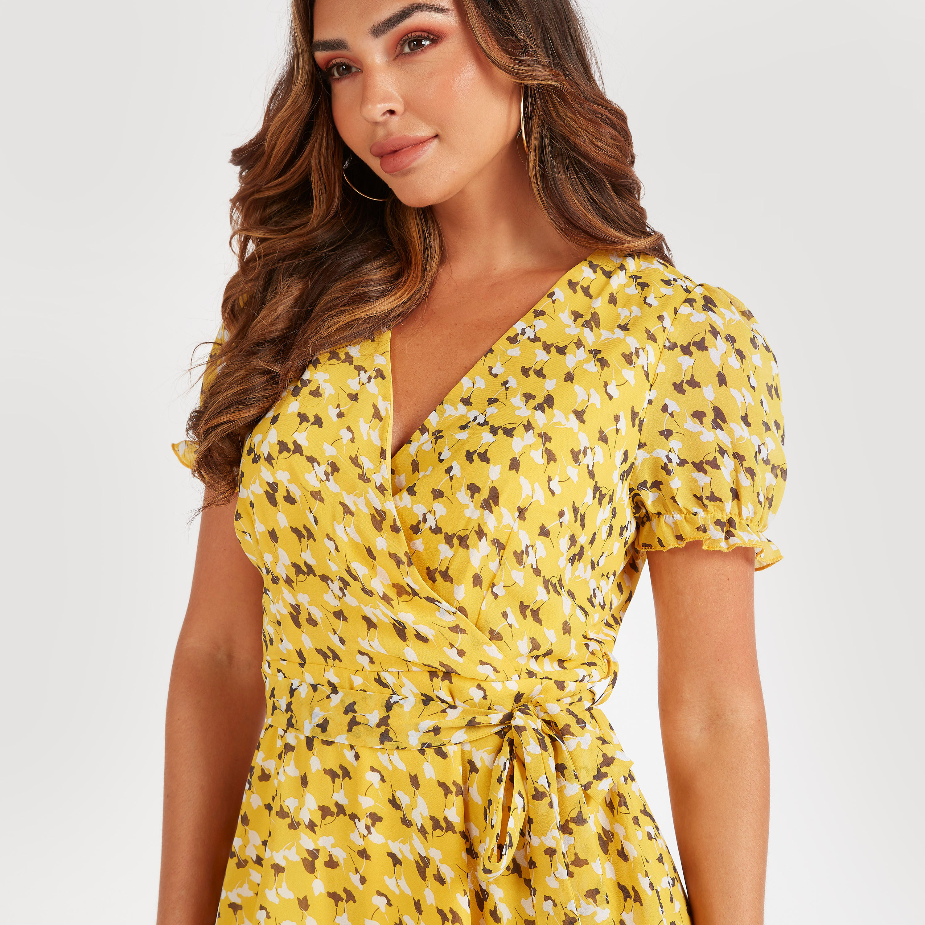 جمبسوت قصير بأكمام قصيرة ورباط وطبعات زهرية من توإكستريمز-women-clothing-jumpsuits-image-3