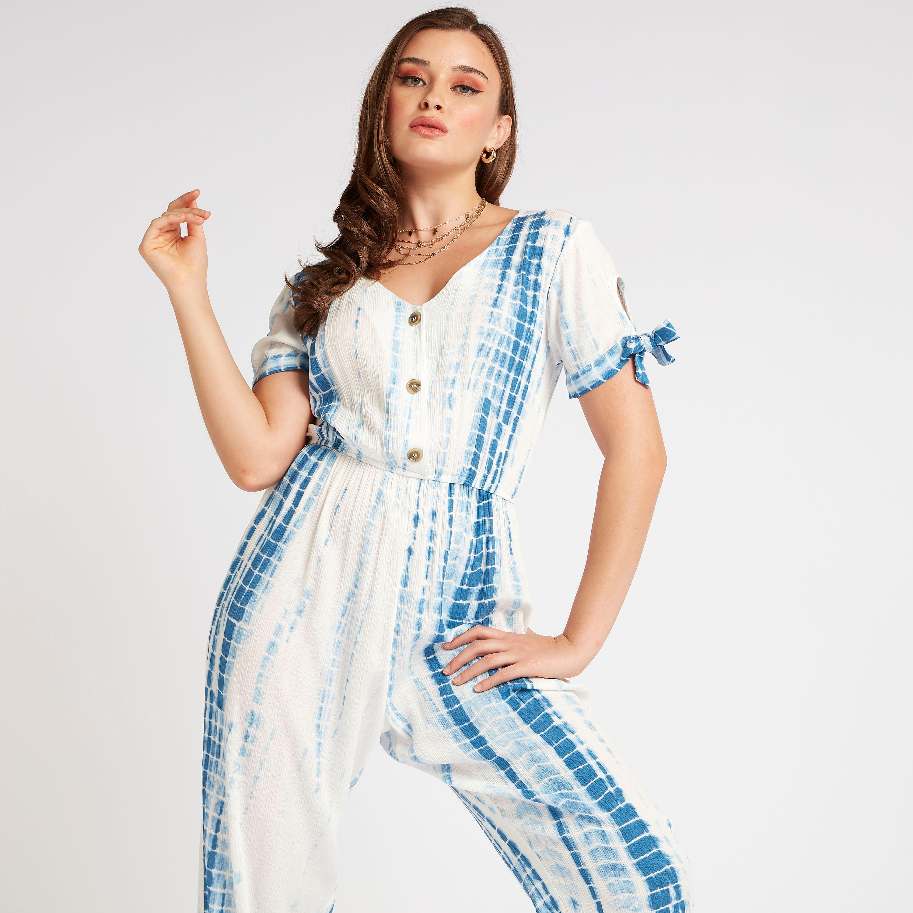 أفرول بياقة على شكل حرف V بطبعات من تو إكستريمز-women-clothing-jumpsuits-image-2