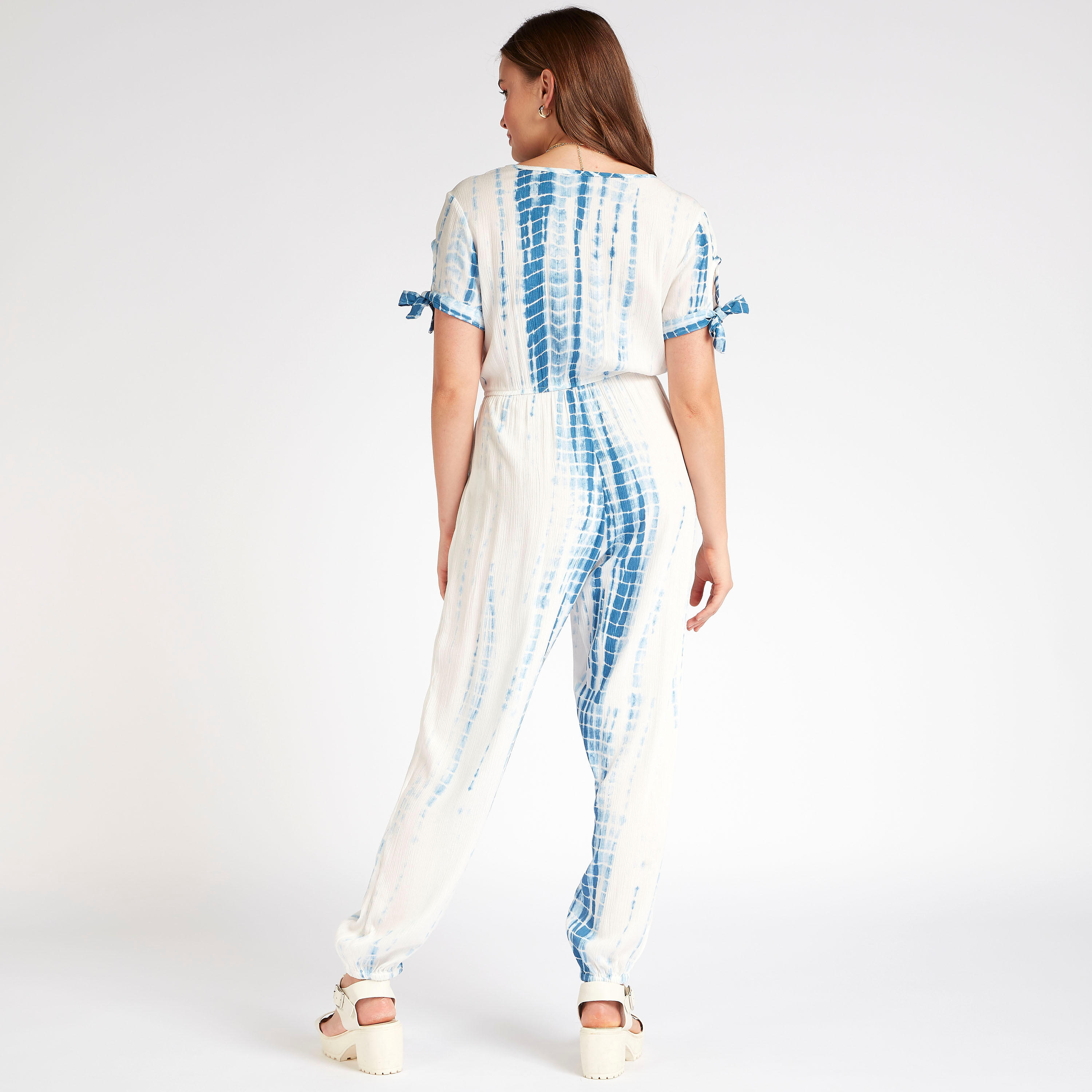 أفرول بياقة على شكل حرف V بطبعات من تو إكستريمز-women-clothing-jumpsuits-image-4