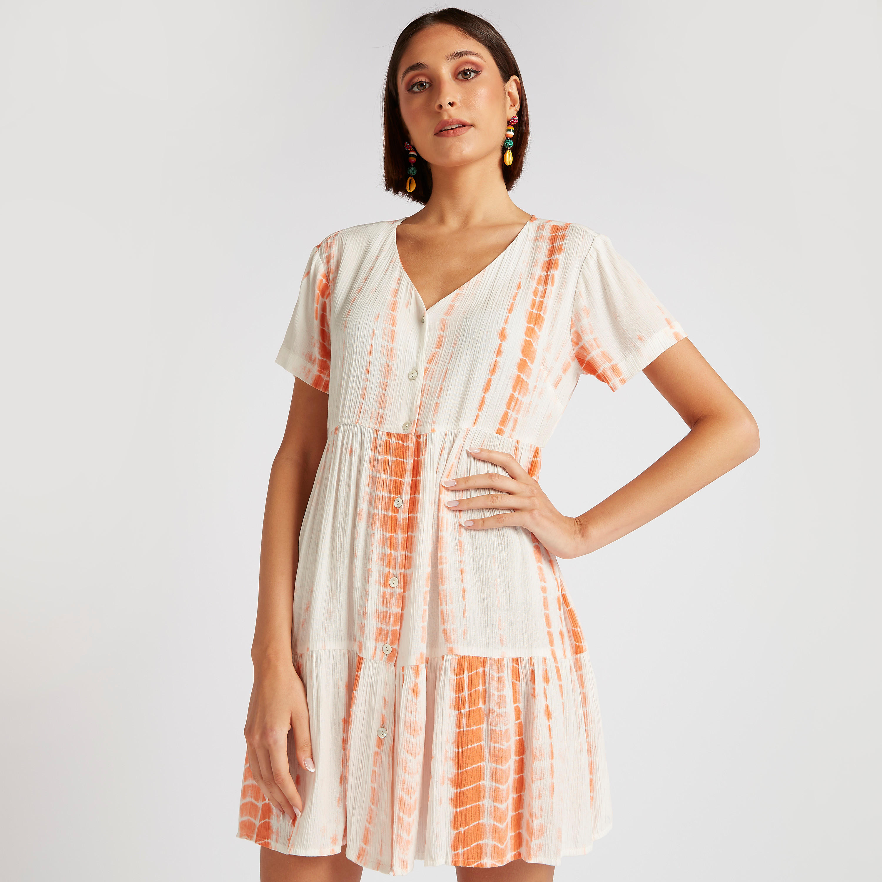 فستان إيه لاين قصير بطبعات مصبوغة وياقة v من تو إكستريمز-women-clothing-dresses-image-1