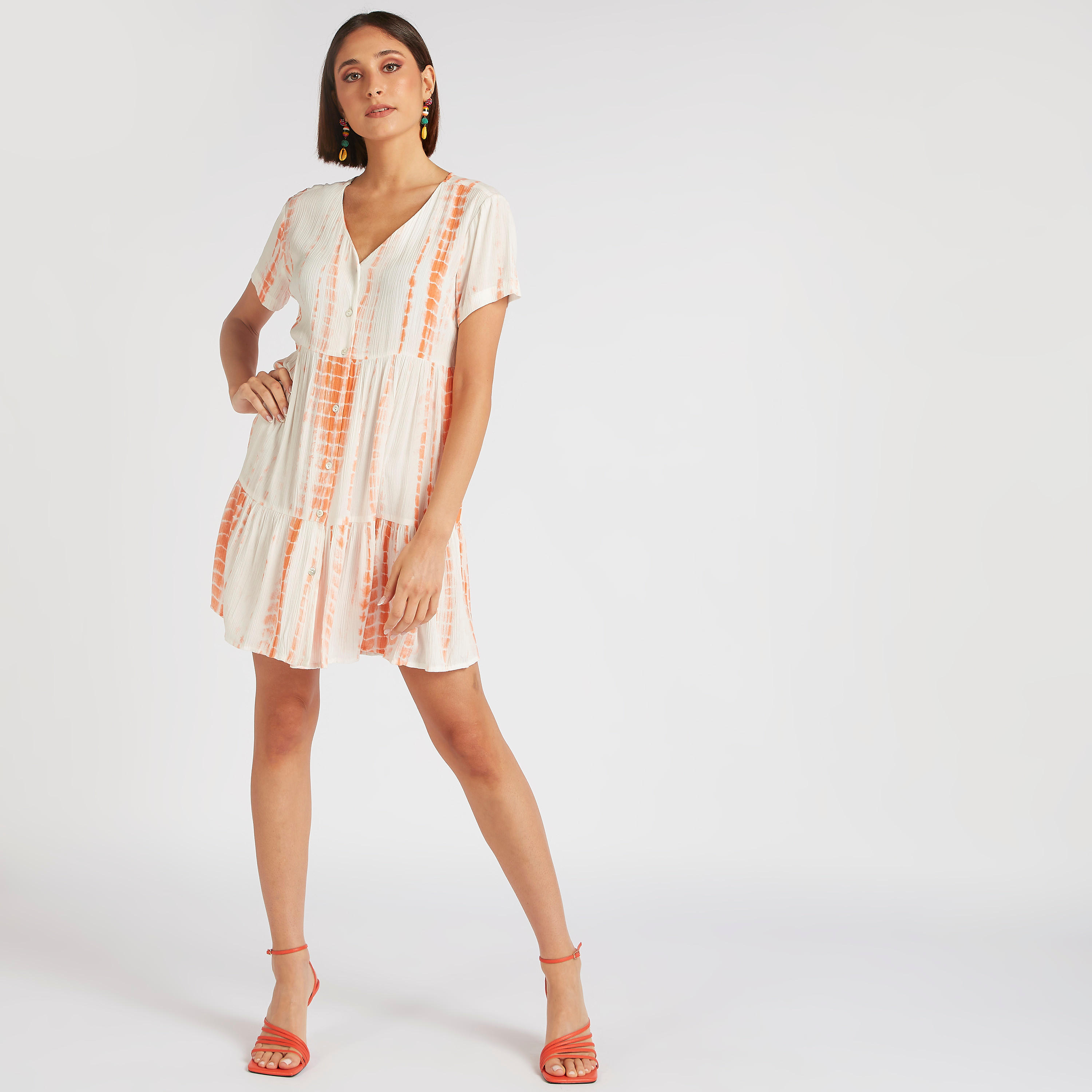 فستان إيه لاين قصير بطبعات مصبوغة وياقة v من تو إكستريمز-women-clothing-dresses-image-2
