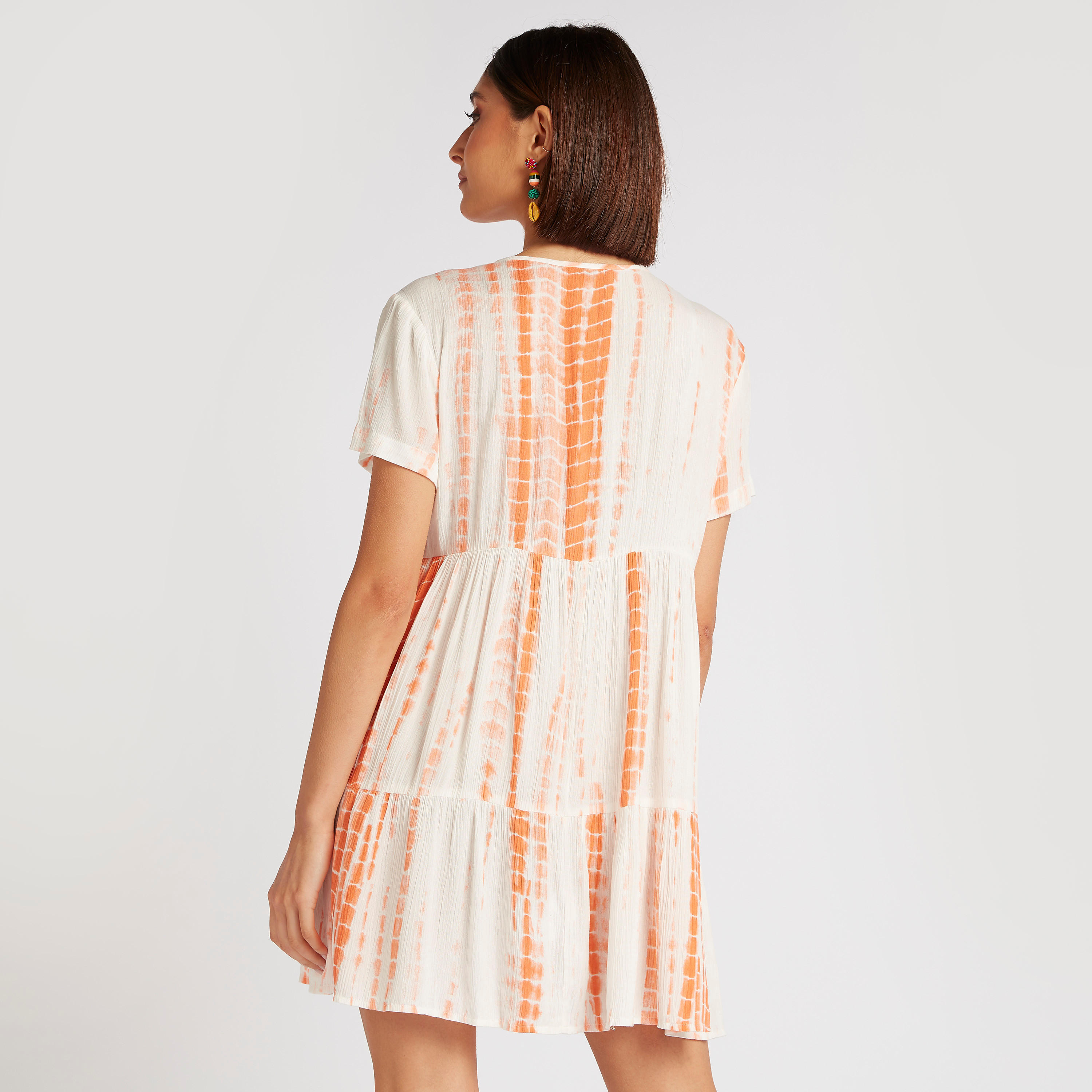 فستان إيه لاين قصير بطبعات مصبوغة وياقة v من تو إكستريمز-women-clothing-dresses-image-4