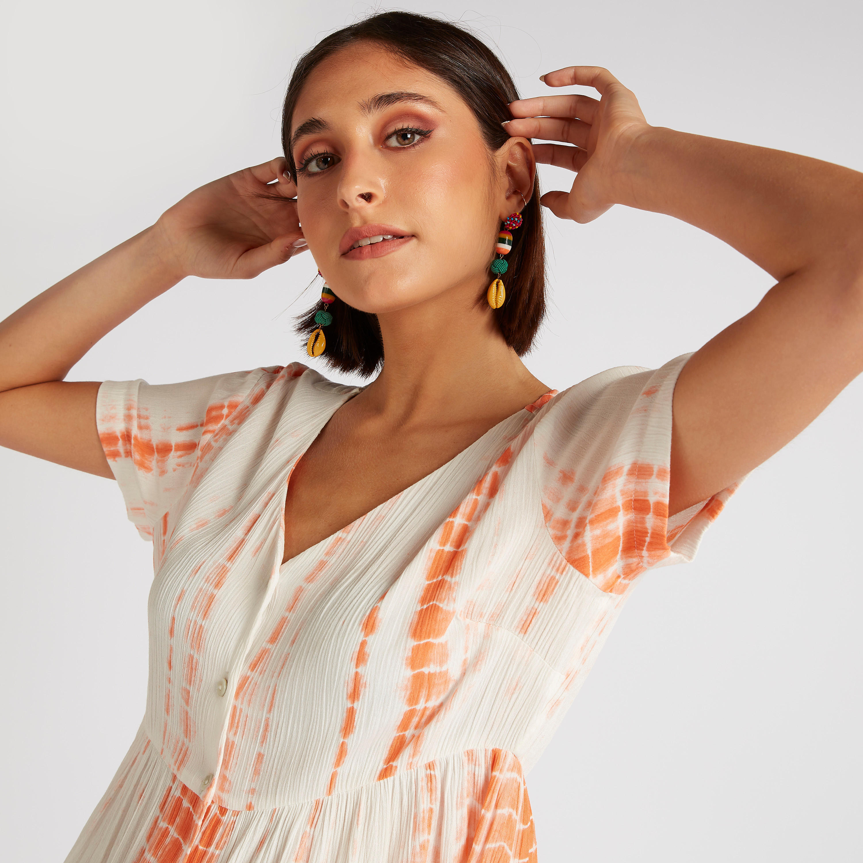 فستان إيه لاين قصير بطبعات مصبوغة وياقة v من تو إكستريمز-women-clothing-dresses-image-5