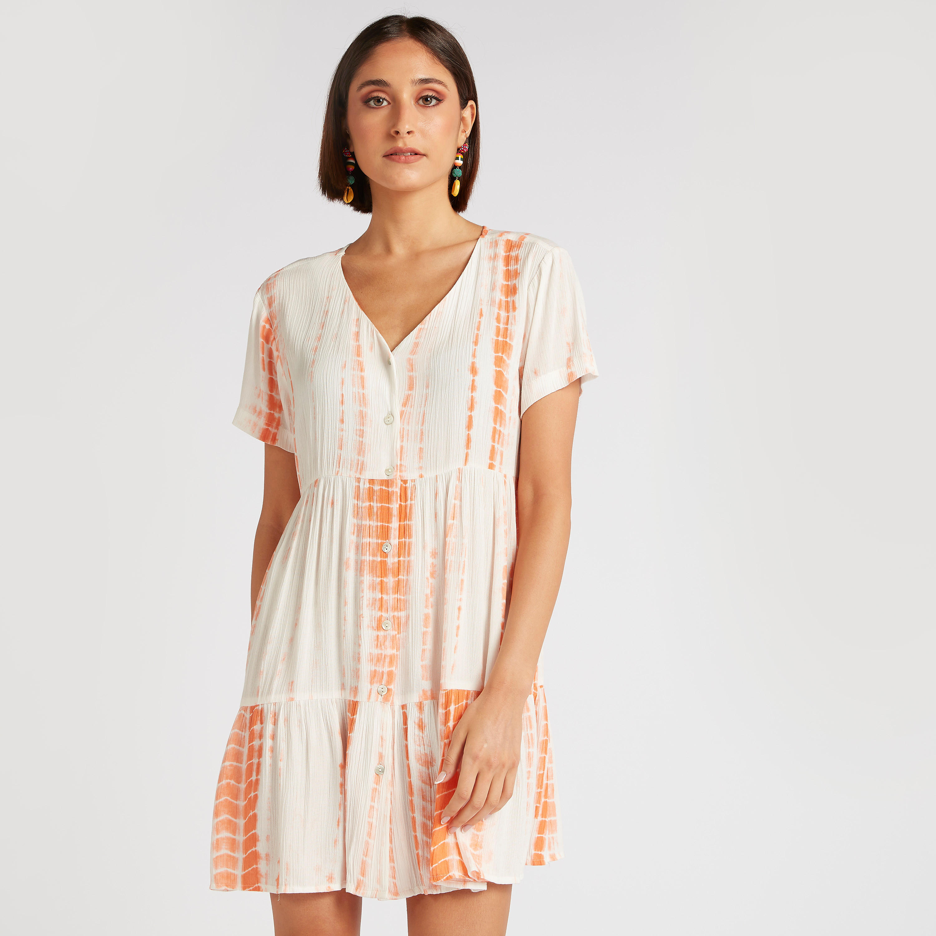 فستان إيه لاين قصير بطبعات مصبوغة وياقة v من تو إكستريمز-women-clothing-dresses-image-6
