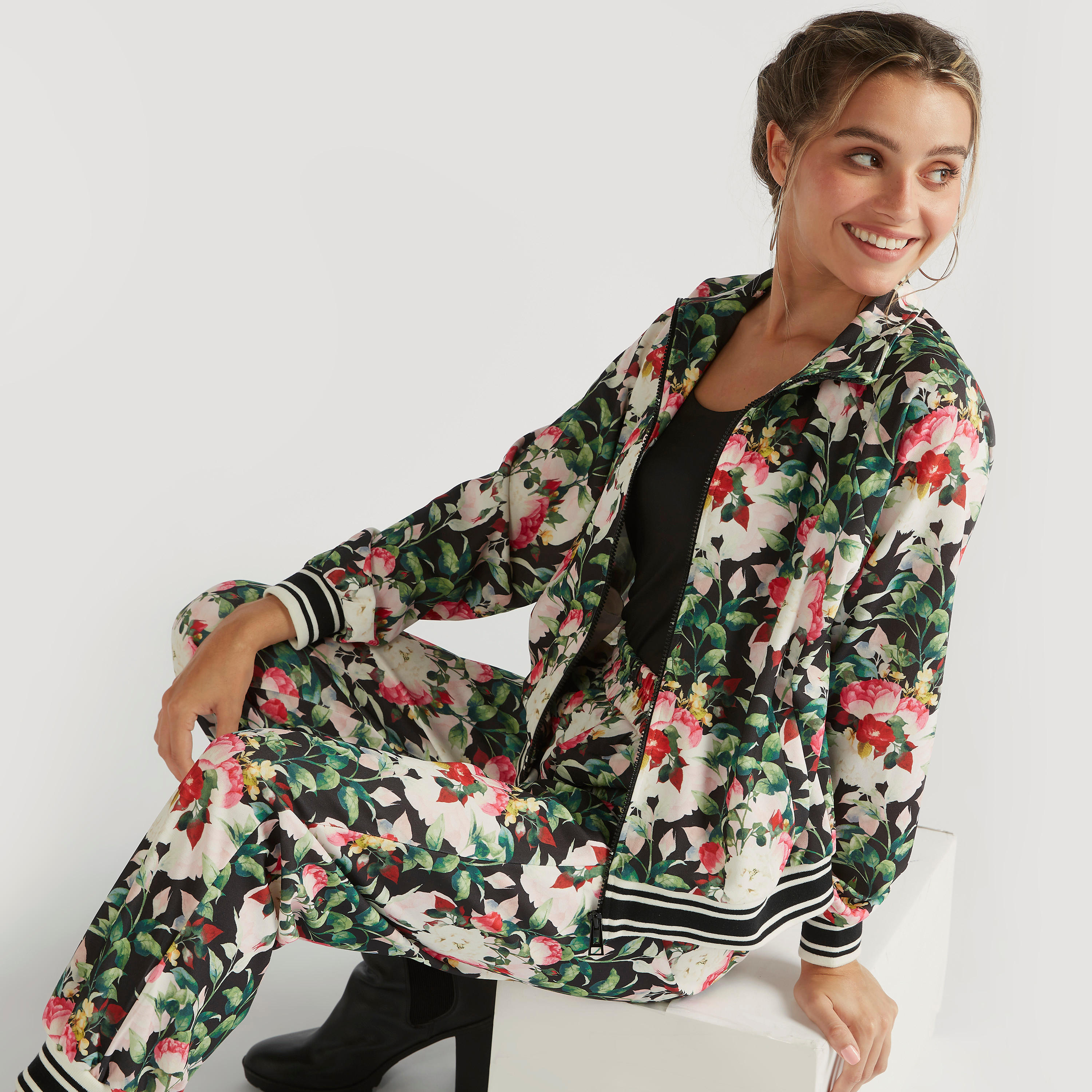 جاكيت بومبر بسحّاب وطبعات أزهار وأكمام طويلة وجيوب من تو إكستريمز-women-winterwear-coatsandjackets-jackets-image-1