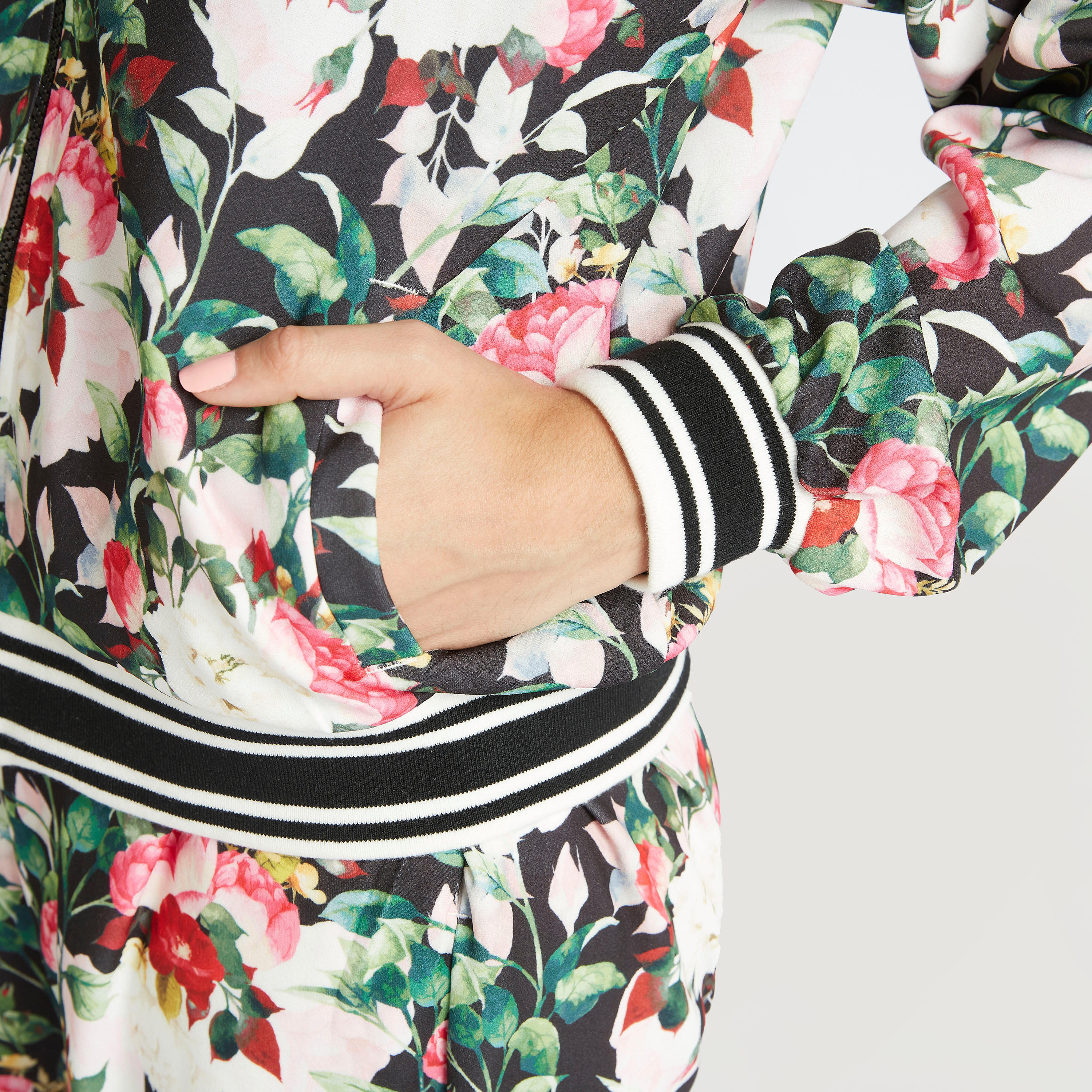 جاكيت بومبر بسحّاب وطبعات أزهار وأكمام طويلة وجيوب من تو إكستريمز-women-winterwear-coatsandjackets-jackets-image-3