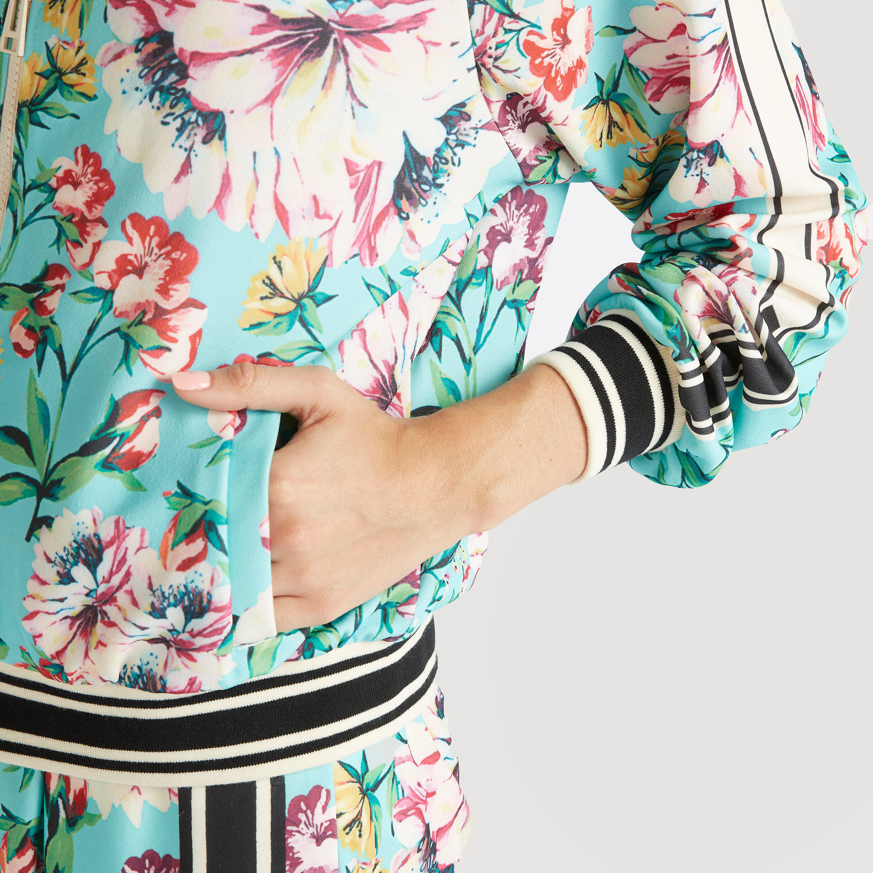 جاكيت بومبر بسحّاب وطبعات أزهار وأكمام طويلة وجيوب من تو إكستريمز-women-winterwear-coatsandjackets-jackets-image-3