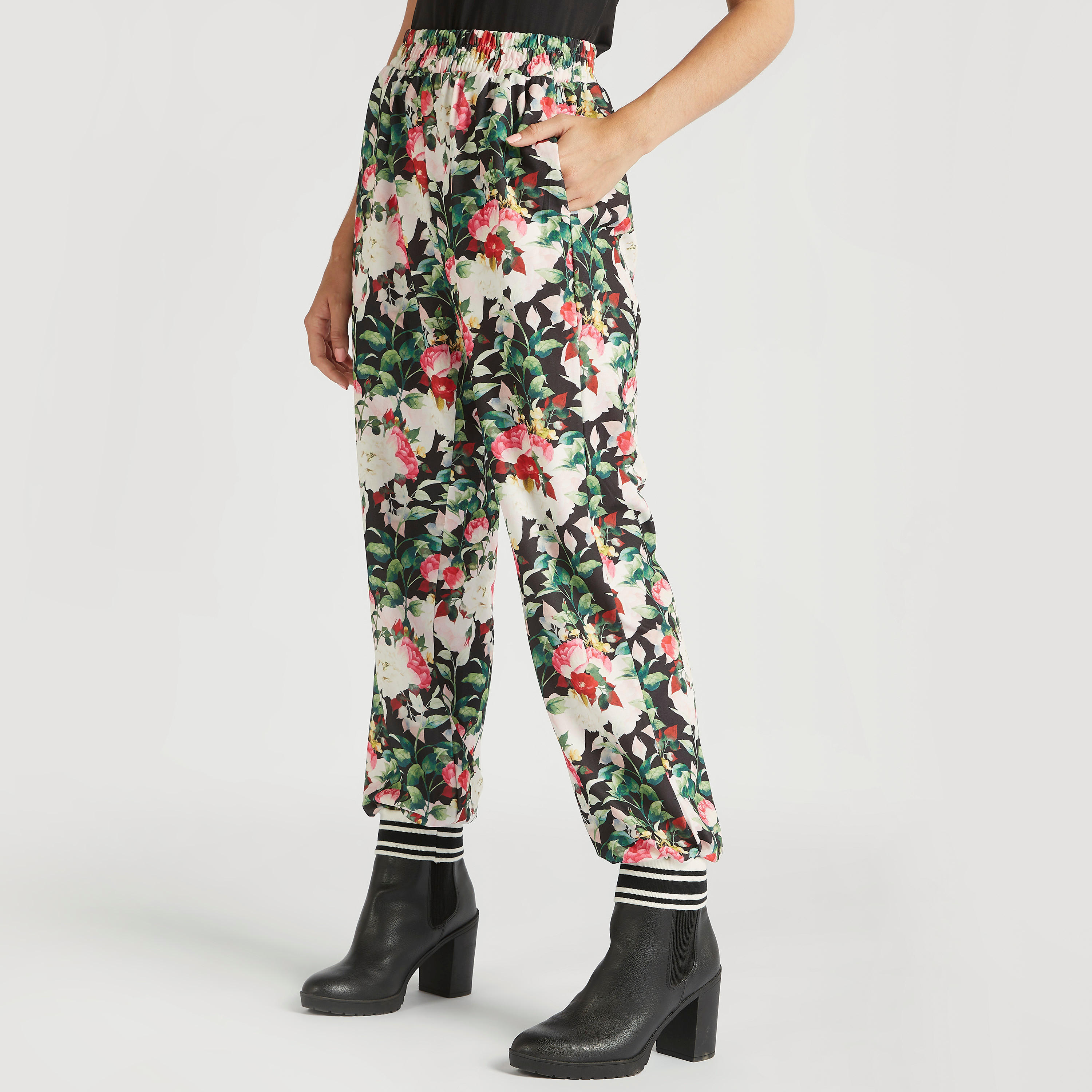 بنطلون رياضي بخصر مطّاطي متوسّط الارتفاع وطبعات أزهار وجيوب تو إكستريمز-women-clothing-bottoms-joggers-image-1