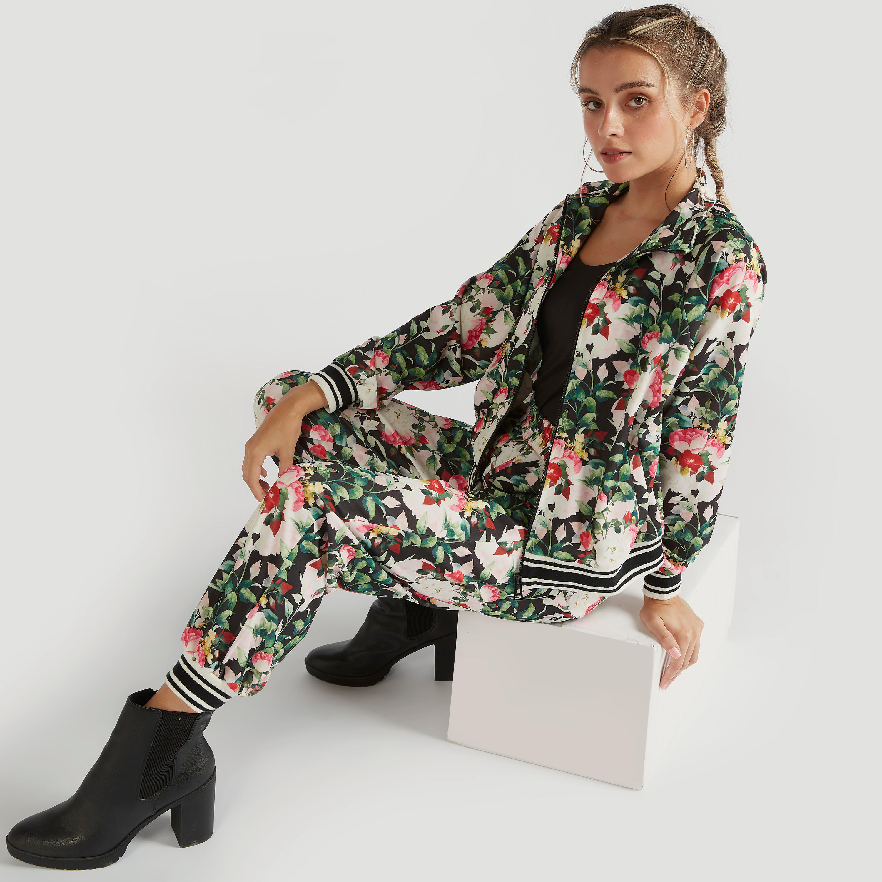 بنطلون رياضي بخصر مطّاطي متوسّط الارتفاع وطبعات أزهار وجيوب تو إكستريمز-women-clothing-bottoms-joggers-image-2