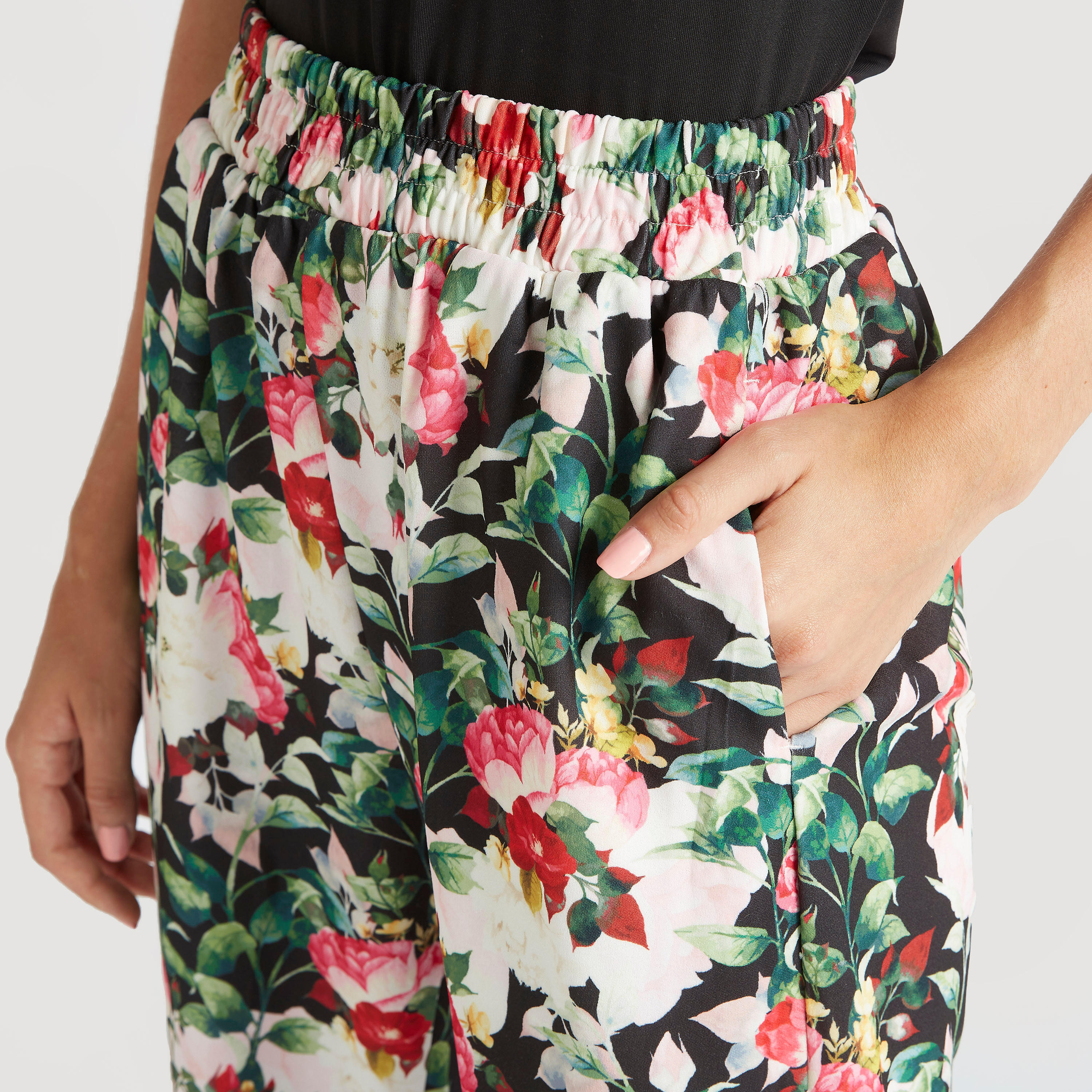 بنطلون رياضي بخصر مطّاطي متوسّط الارتفاع وطبعات أزهار وجيوب تو إكستريمز-women-clothing-bottoms-joggers-image-3