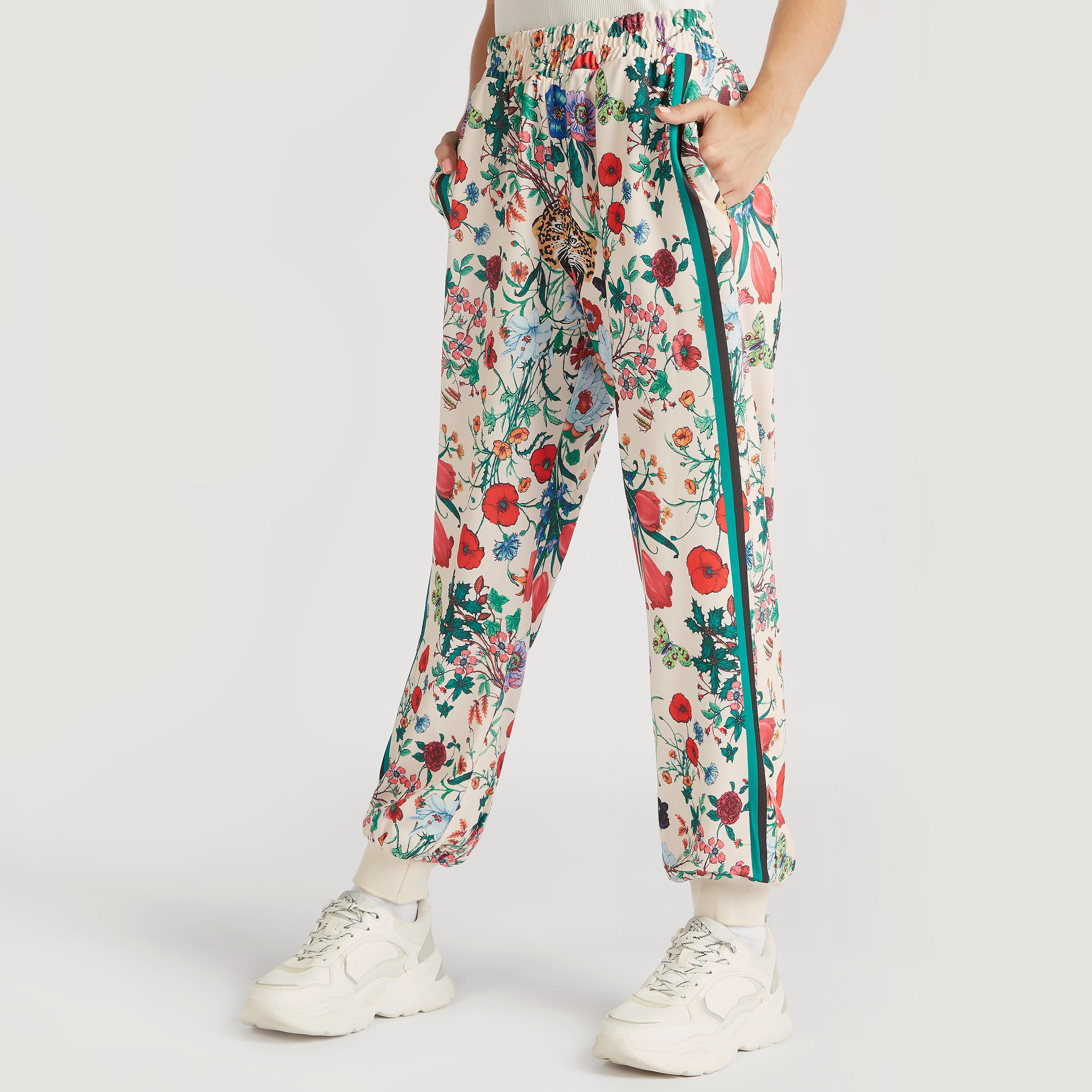 بنطلون رياضي بخصر مطّاطي متوسّط الارتفاع وطبعات أزهار وجيوب تو إكستريمز-women-clothing-bottoms-joggers-image-1