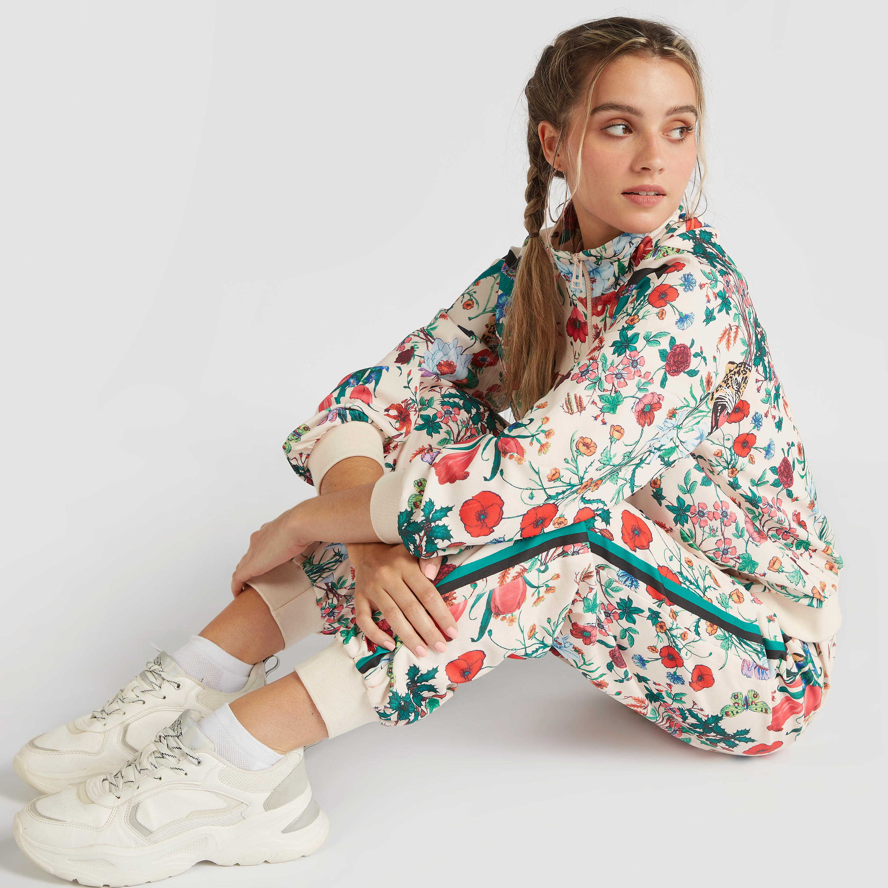بنطلون رياضي بخصر مطّاطي متوسّط الارتفاع وطبعات أزهار وجيوب تو إكستريمز-women-clothing-bottoms-joggers-image-2