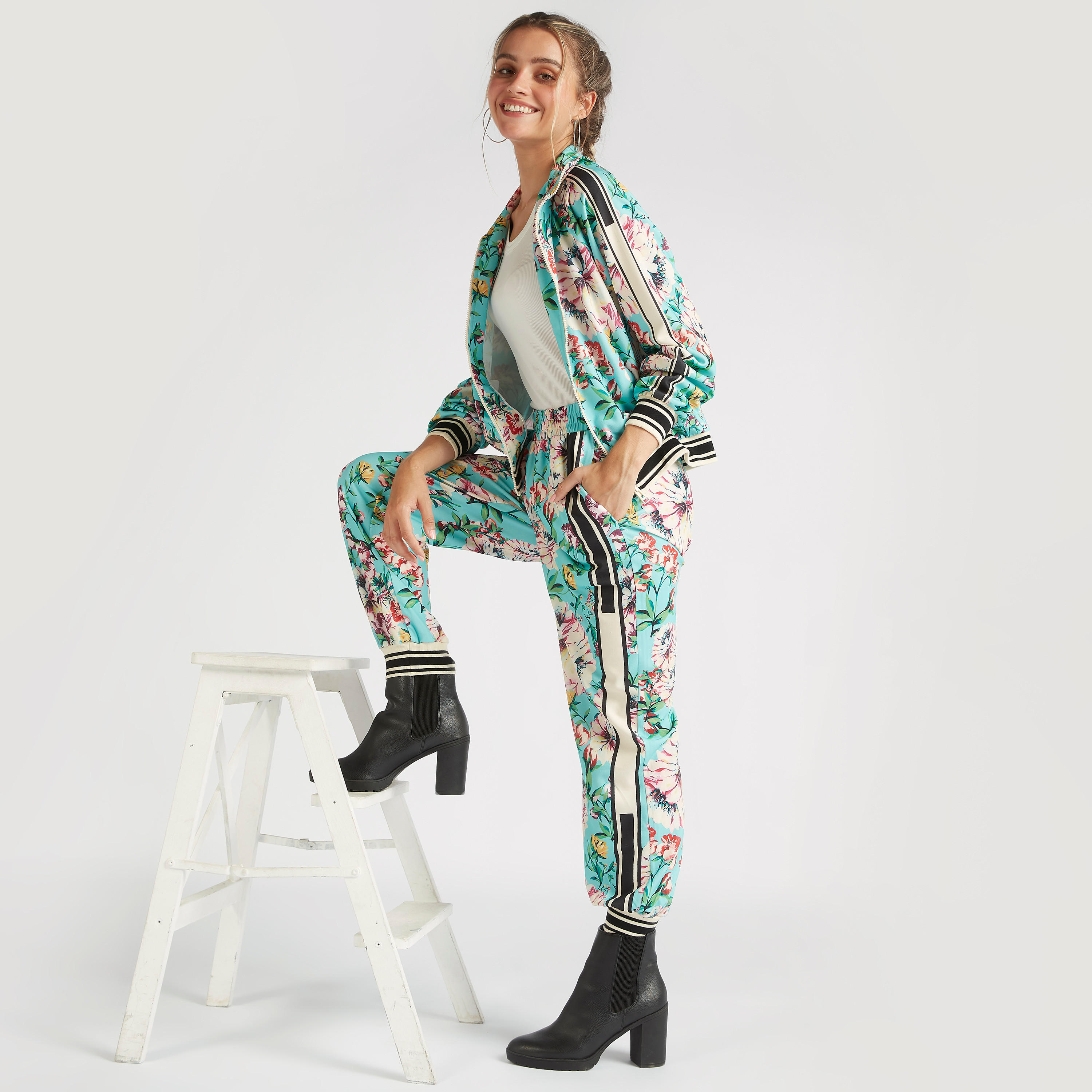 2Xtremz Floral Print Mid-Rise Joggers with Pockets and Elasticated Waistband-women-clothing-bottoms-joggers-image-2