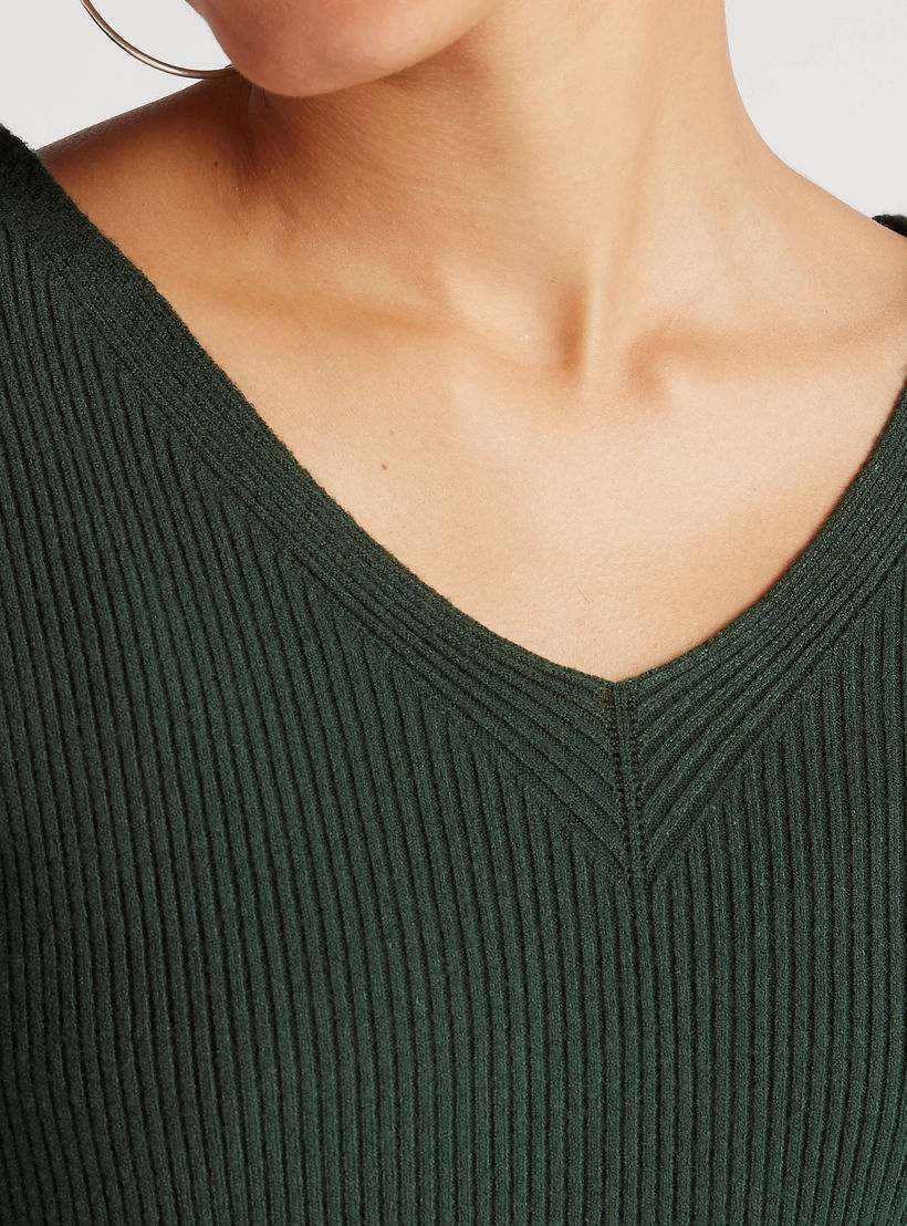 كنزة مضلّعة بأكمام طويلة وياقة v من تو إكستريمز-women-clothing-cardigansandjumpers-jumpers-image-3