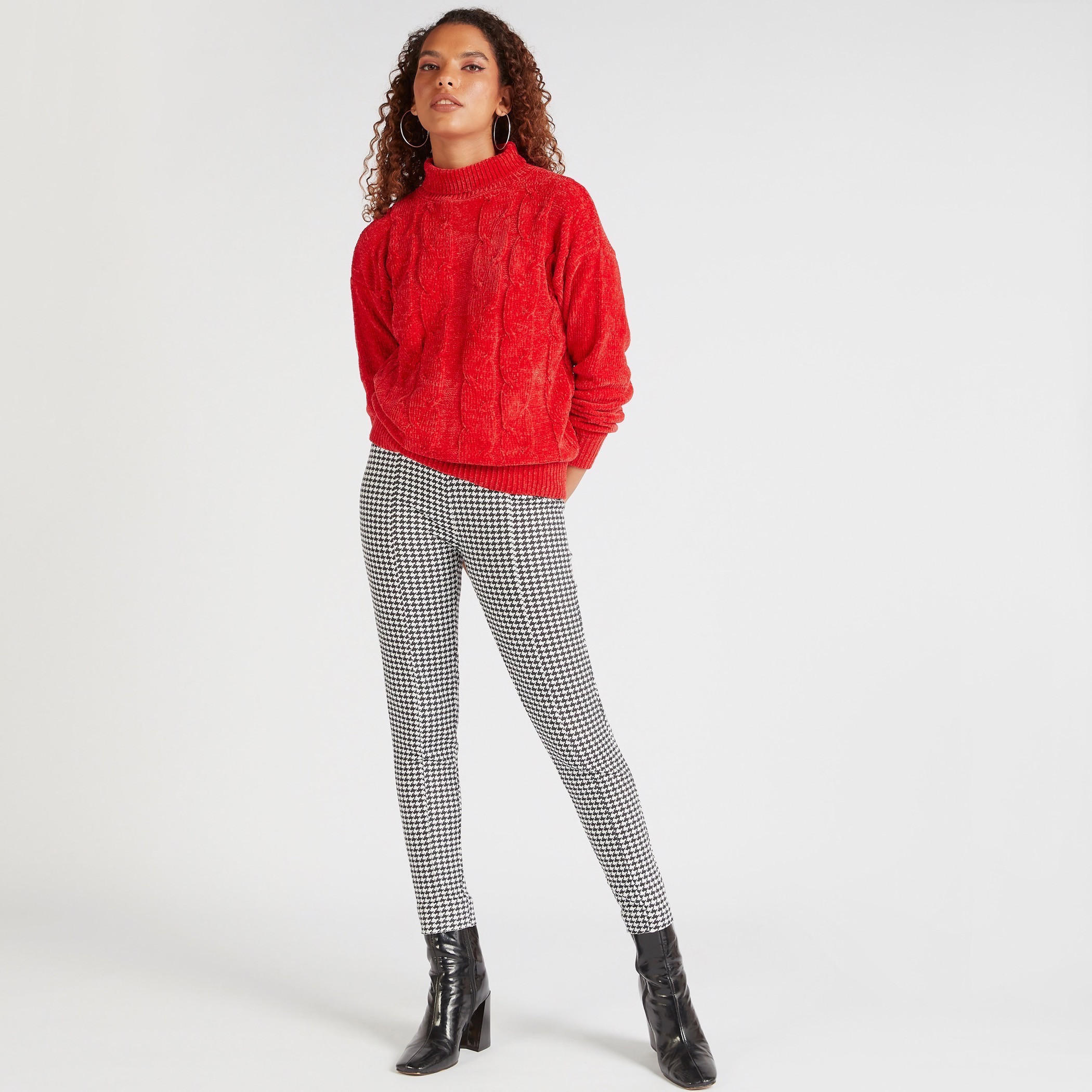 بنطلون ليقنز بخصر مطّاطي متوسّط الارتفاع وطبعات أبيض وأسود من تو إكستريمز-women-clothing-bottoms-leggings-image-2