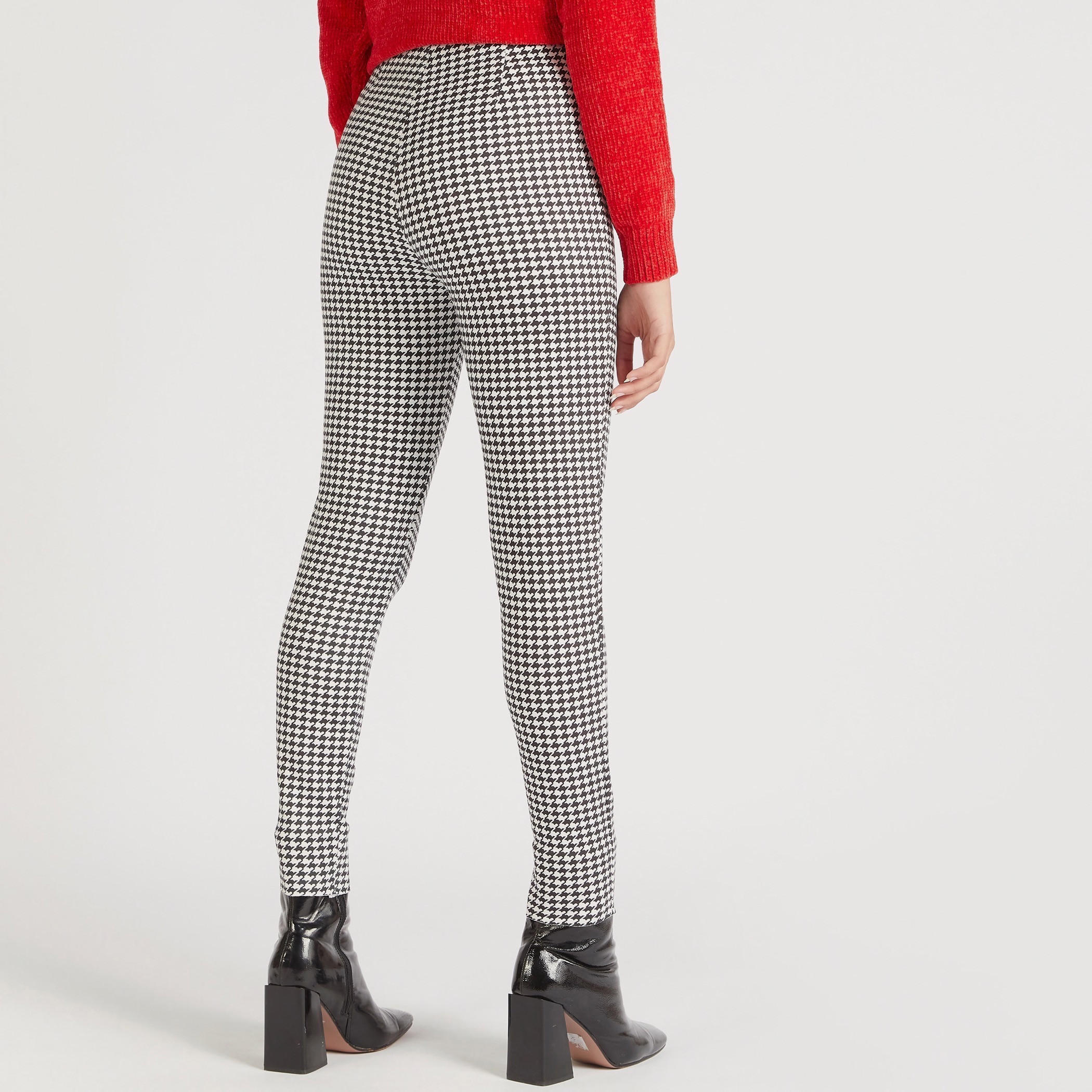 بنطلون ليقنز بخصر مطّاطي متوسّط الارتفاع وطبعات أبيض وأسود من تو إكستريمز-women-clothing-bottoms-leggings-image-4
