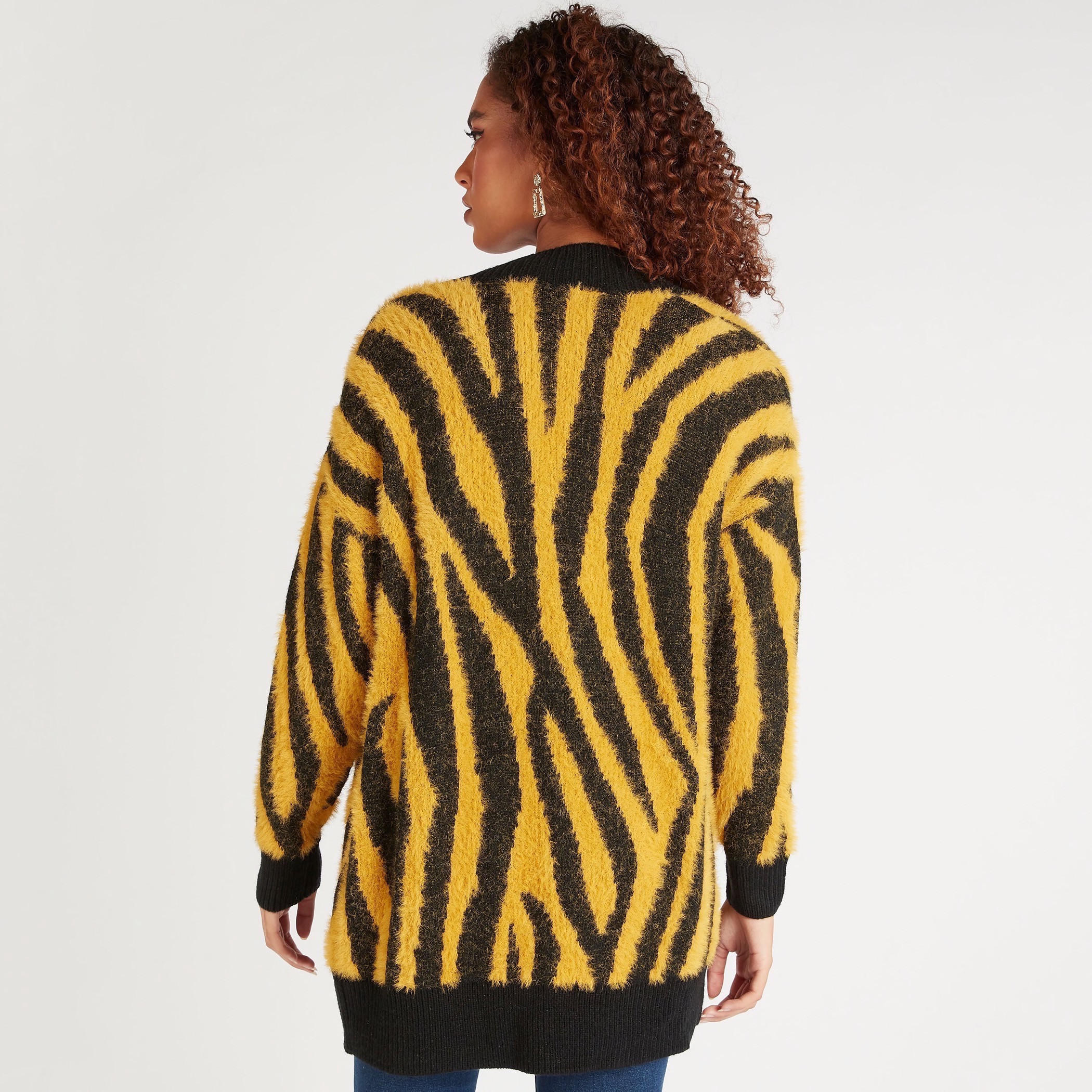 كارديجان بطبعات حيوانات وياقة منسدلة وأكمام طويلة من تو إكستريمز-women-winterwear-cardigansandjumpers-cardigans-image-4