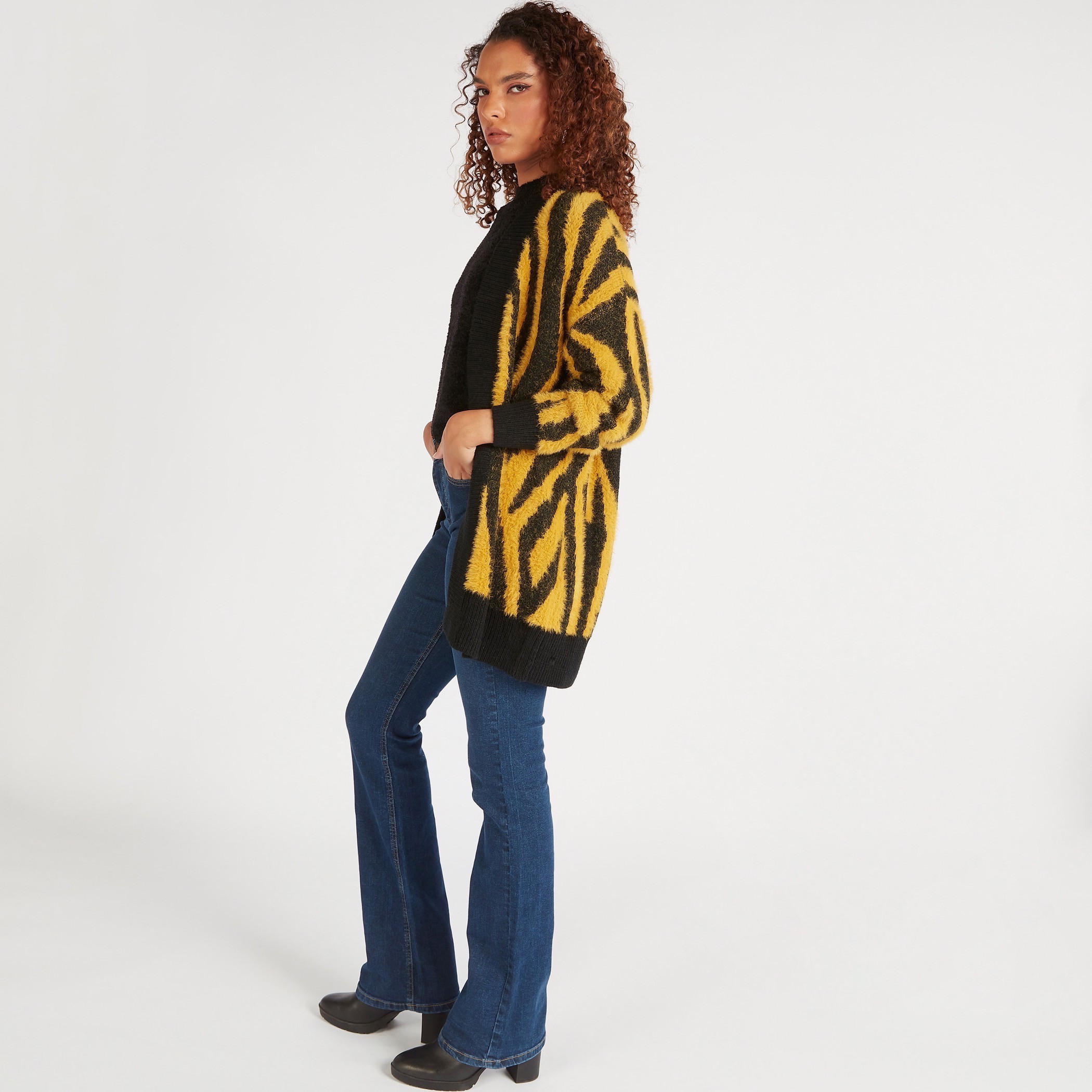 كارديجان بطبعات حيوانات وياقة منسدلة وأكمام طويلة من تو إكستريمز-women-winterwear-cardigansandjumpers-cardigans-image-6