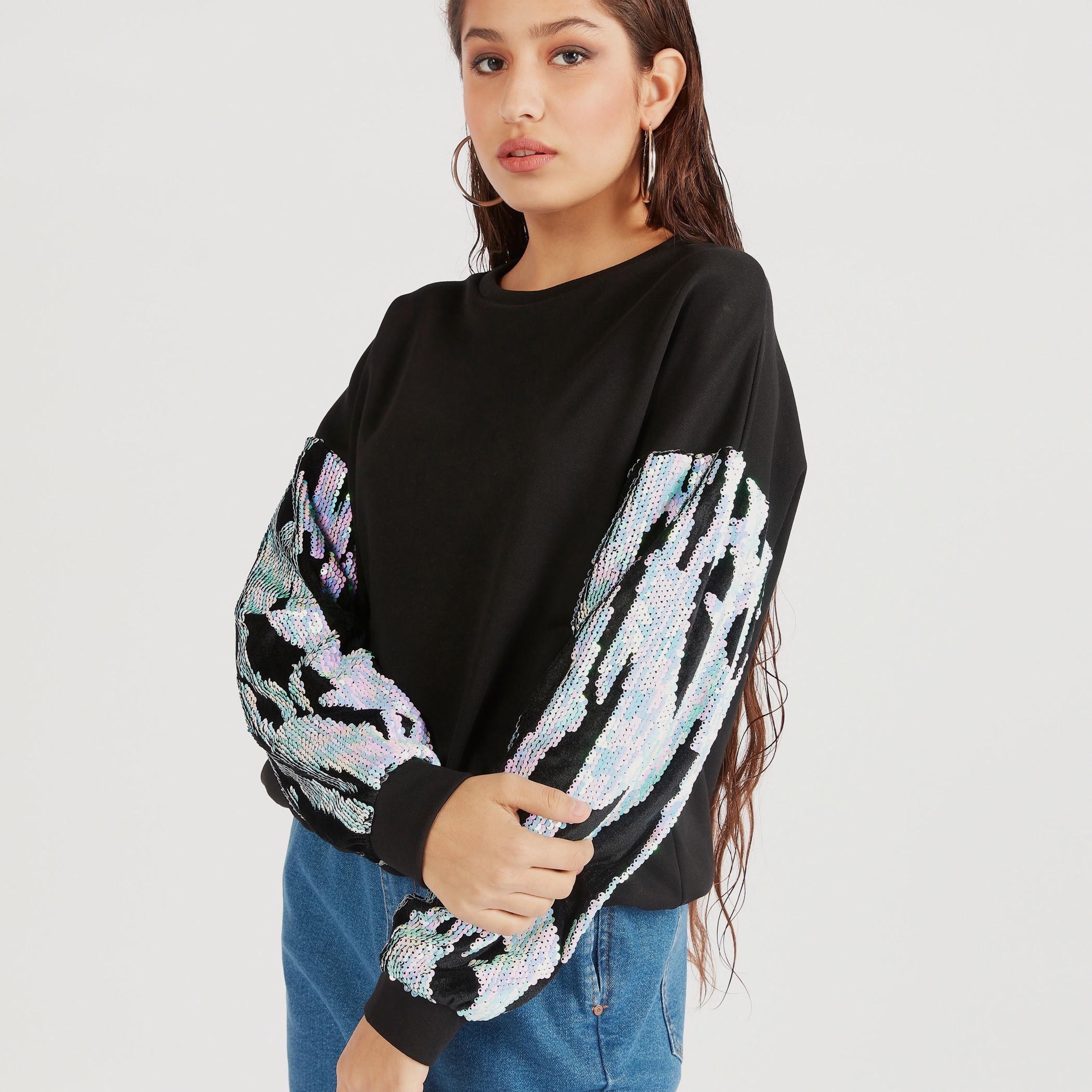 سويت شيرت مزيّن بياقة ضيّقة وأكمام طويلة من توإكستريمز-women-winterwear-hoodiesandsweatshirts-sweatshirts-image-3