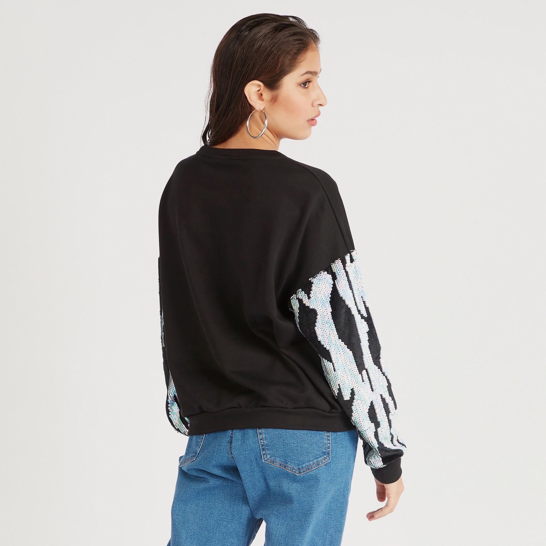 سويت شيرت مزيّن بياقة ضيّقة وأكمام طويلة من توإكستريمز-women-winterwear-hoodiesandsweatshirts-sweatshirts-image-4