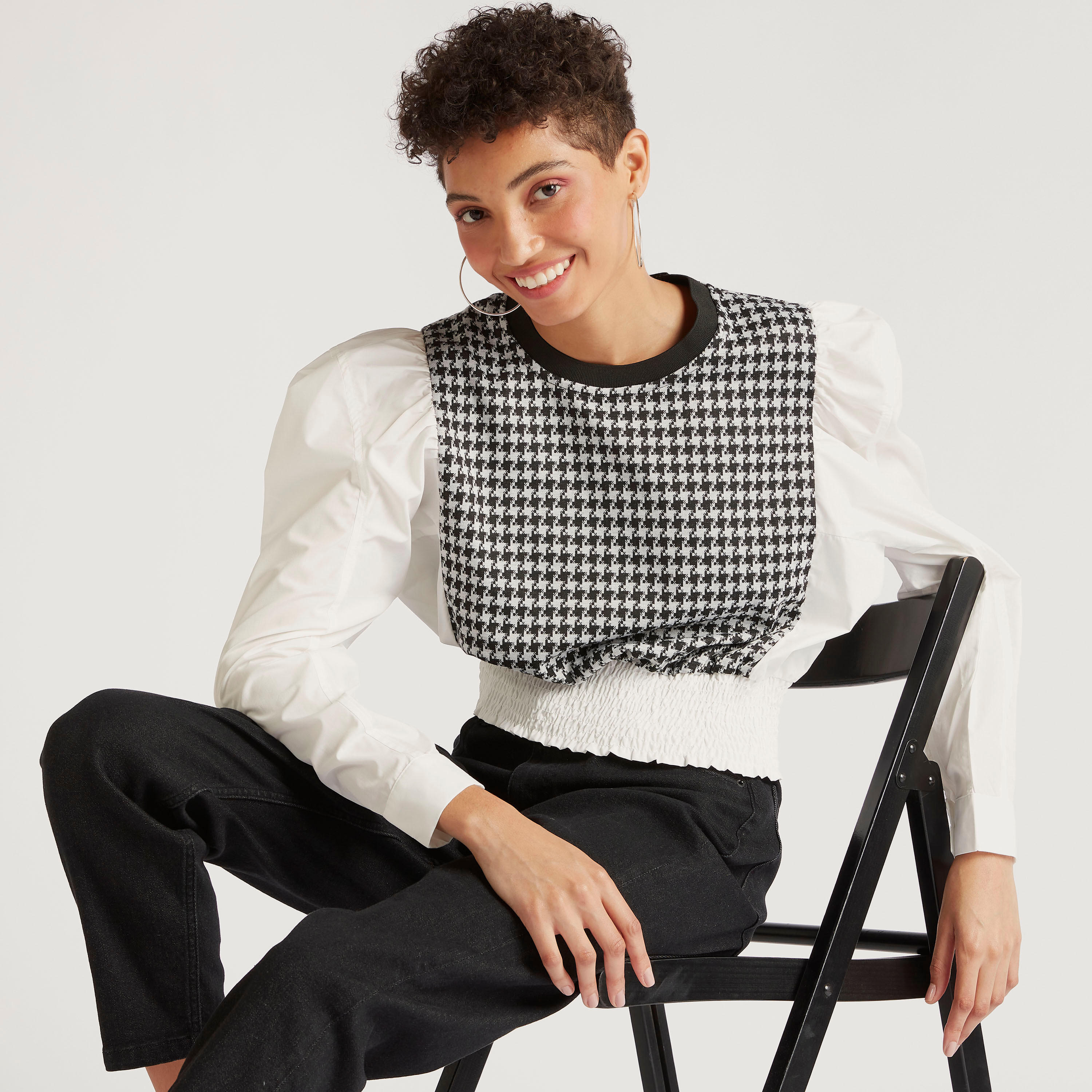 بلوزة كاروهات أبيض وأسود بياقة ضيّقة وأكمام طويلة من تو إكستريمز-women-clothing-shirtsandblouses-blouses-image-1