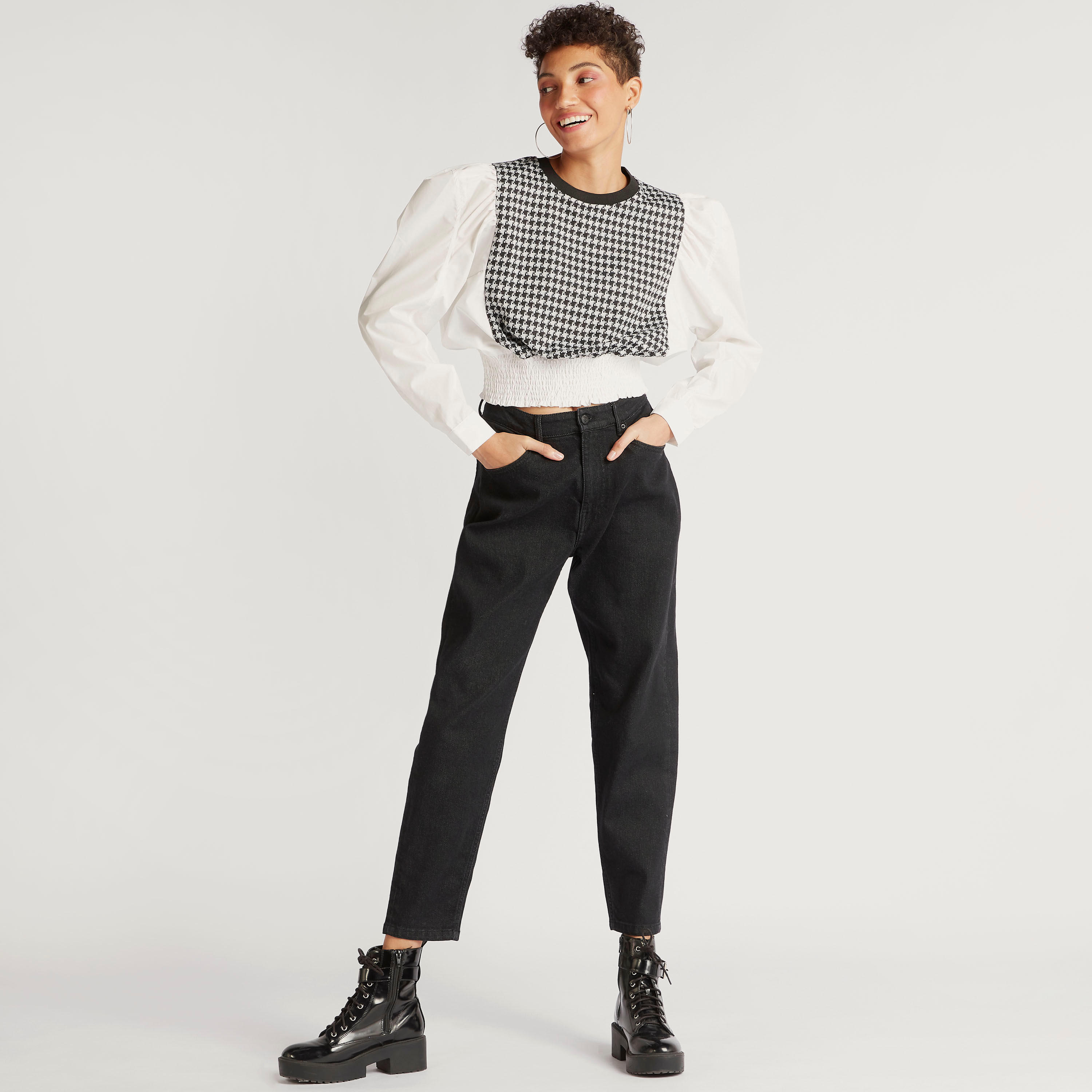 بلوزة كاروهات أبيض وأسود بياقة ضيّقة وأكمام طويلة من تو إكستريمز-women-clothing-shirtsandblouses-blouses-image-2