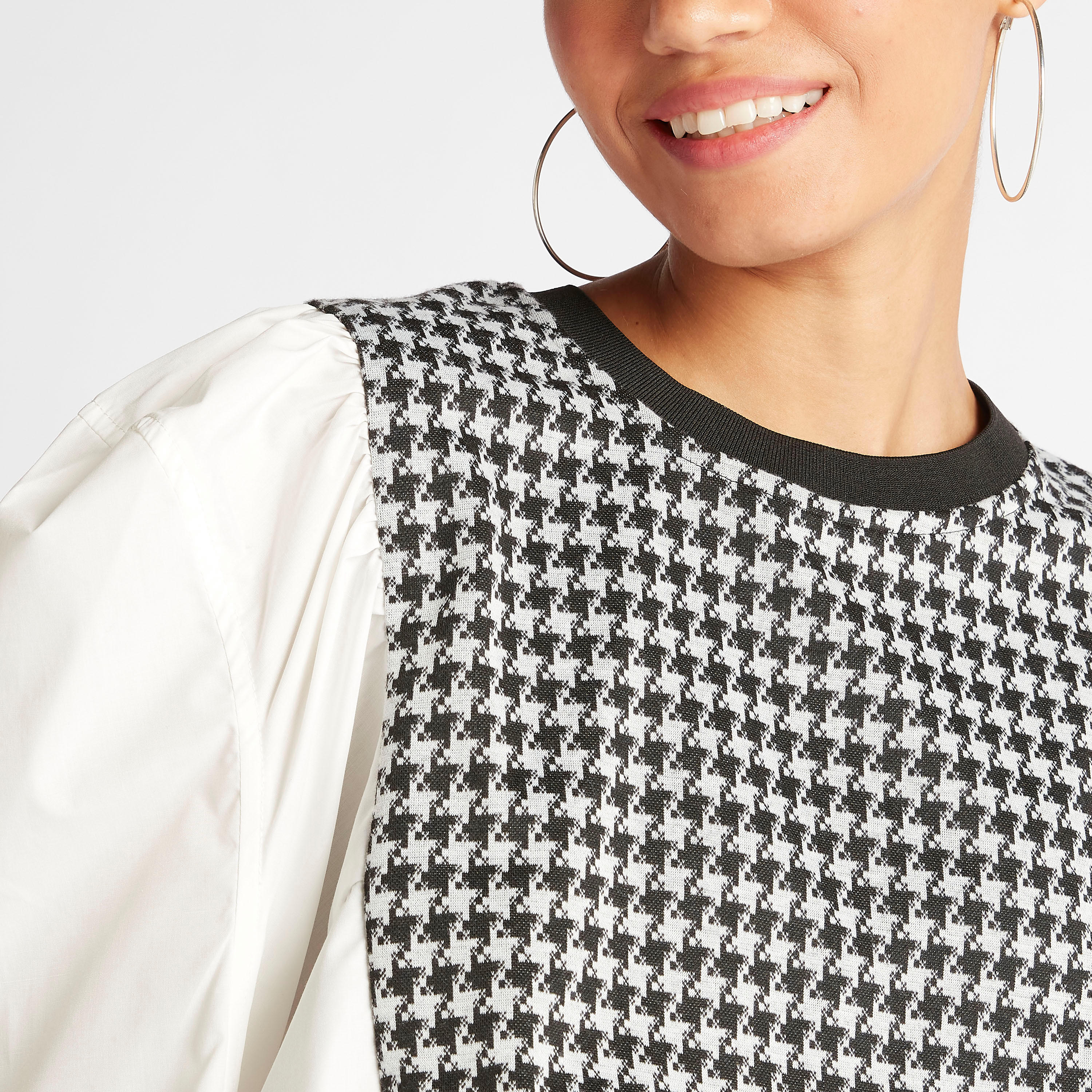 بلوزة كاروهات أبيض وأسود بياقة ضيّقة وأكمام طويلة من تو إكستريمز-women-clothing-shirtsandblouses-blouses-image-3