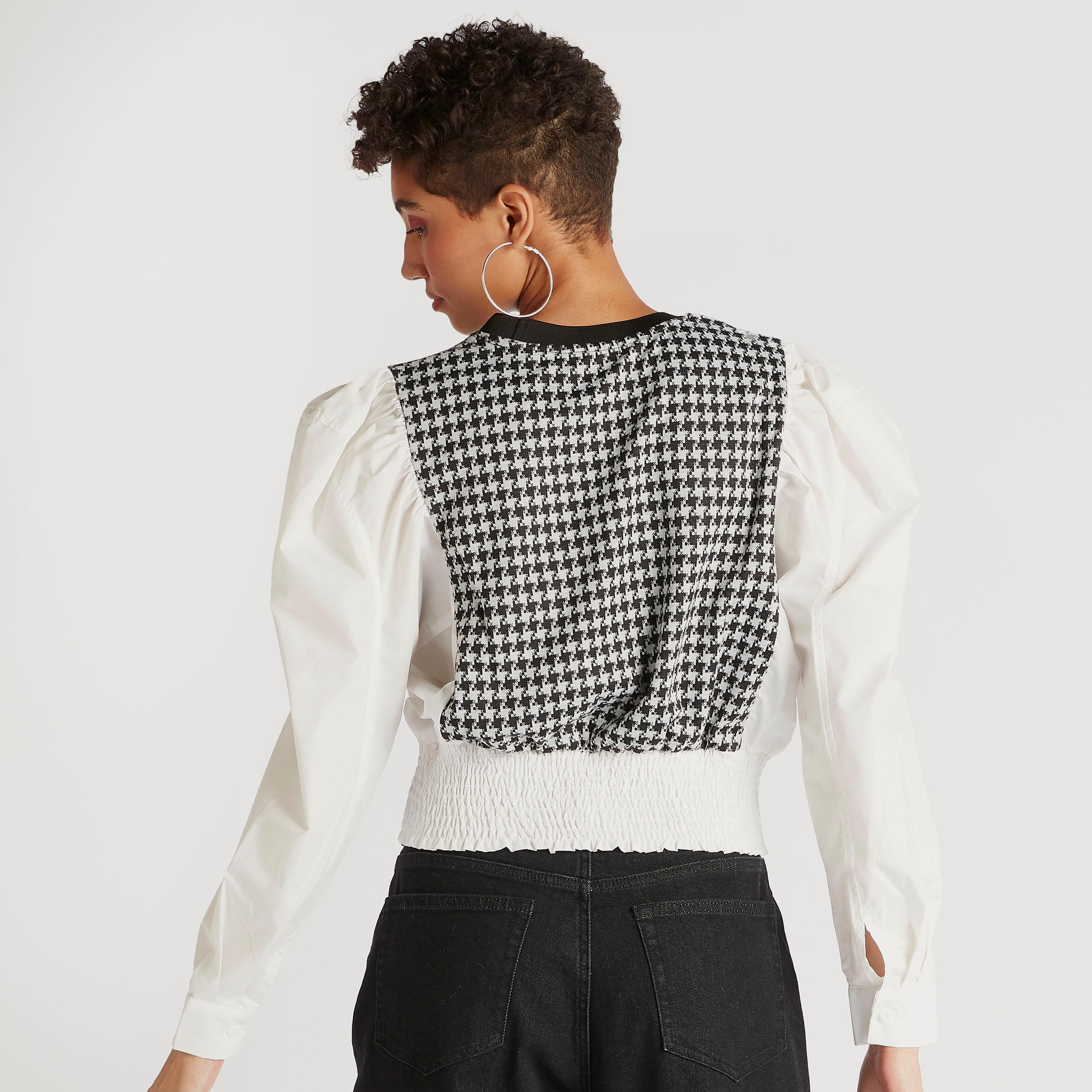 بلوزة كاروهات أبيض وأسود بياقة ضيّقة وأكمام طويلة من تو إكستريمز-women-clothing-shirtsandblouses-blouses-image-4