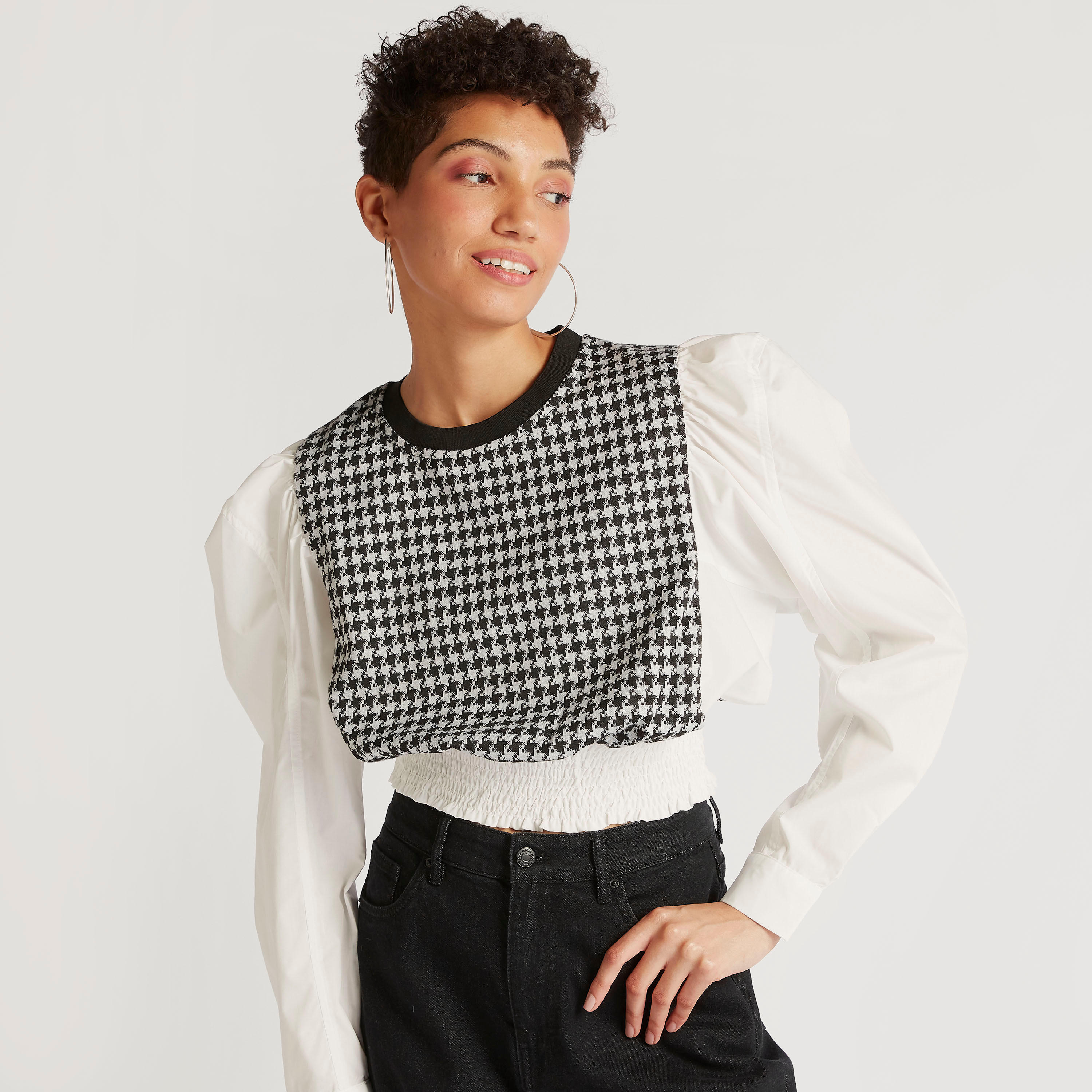 بلوزة كاروهات أبيض وأسود بياقة ضيّقة وأكمام طويلة من تو إكستريمز-women-clothing-shirtsandblouses-blouses-image-5