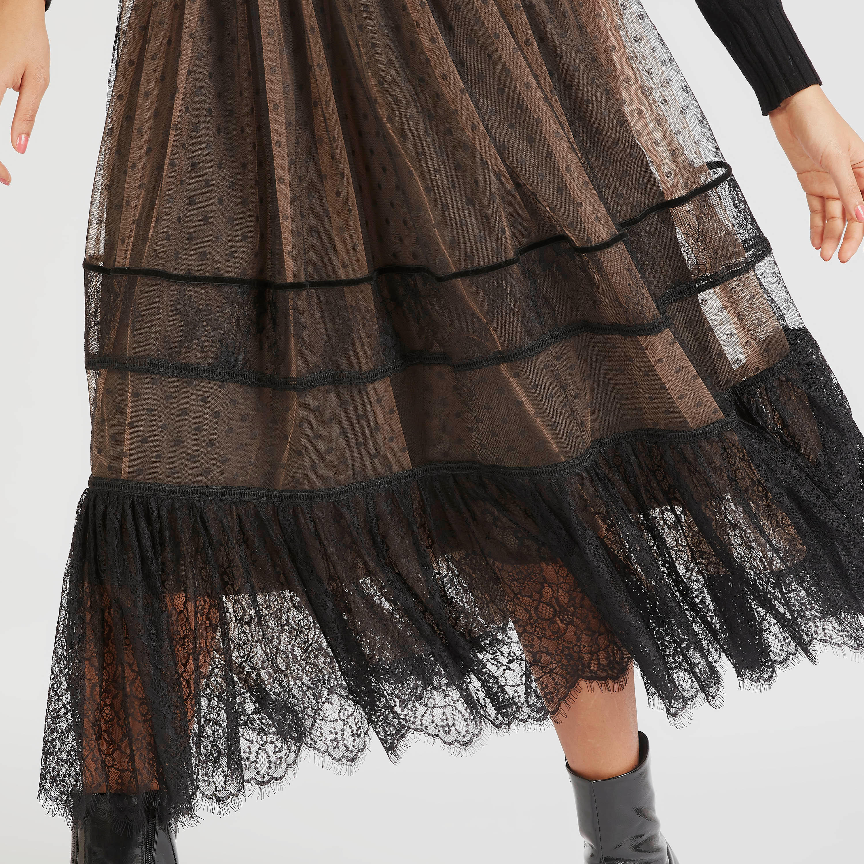 تنّورة شبكيّة منقّطة ومطرّزة بتفاصيل كشكش دانتيل من توإكستريمز-women-clothing-bottoms-skirts-image-3