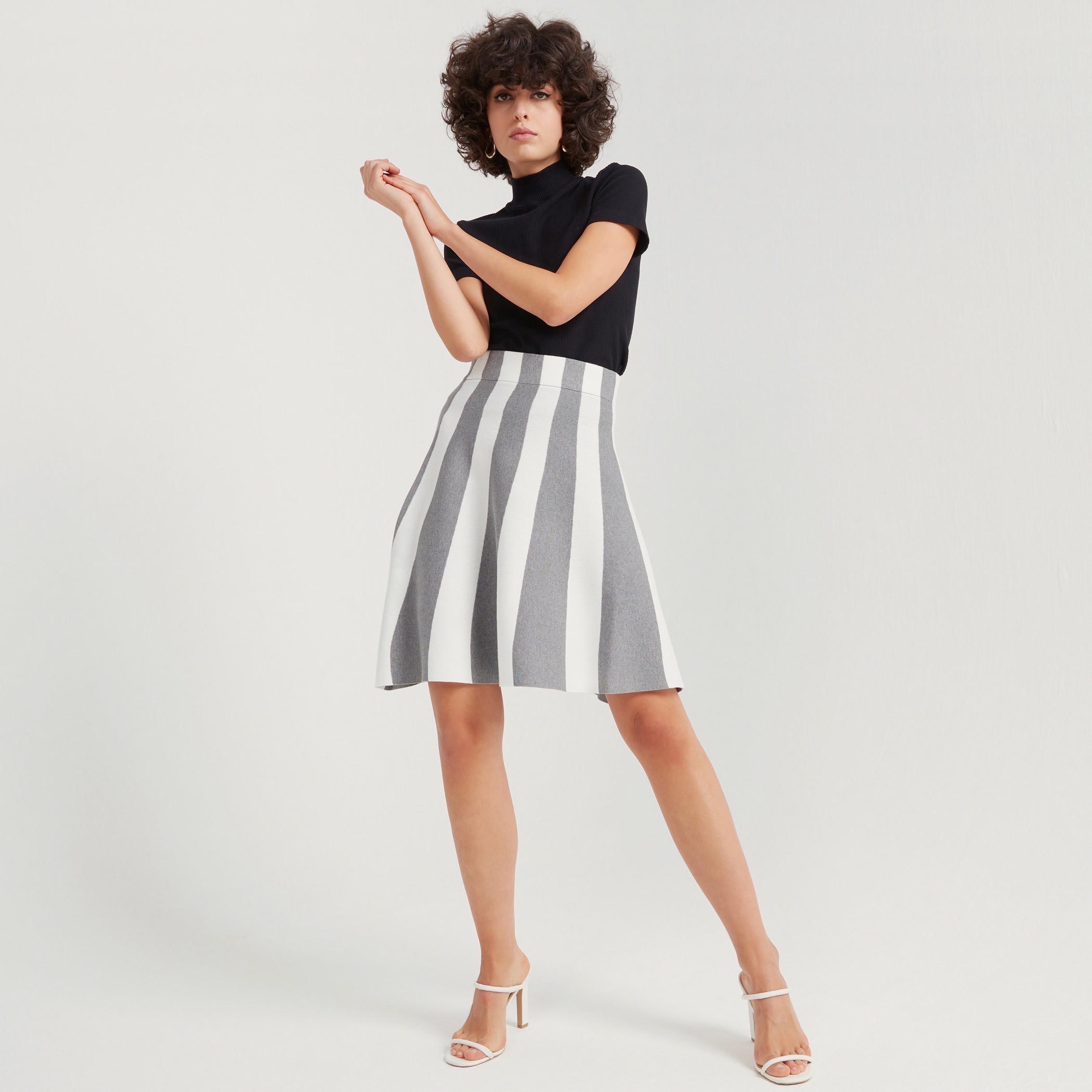تنورة قصيرة إيه لاين مخطّطة بخصر مطّاطي من توإكستريمز-women-clothing-bottoms-skirts-image-5