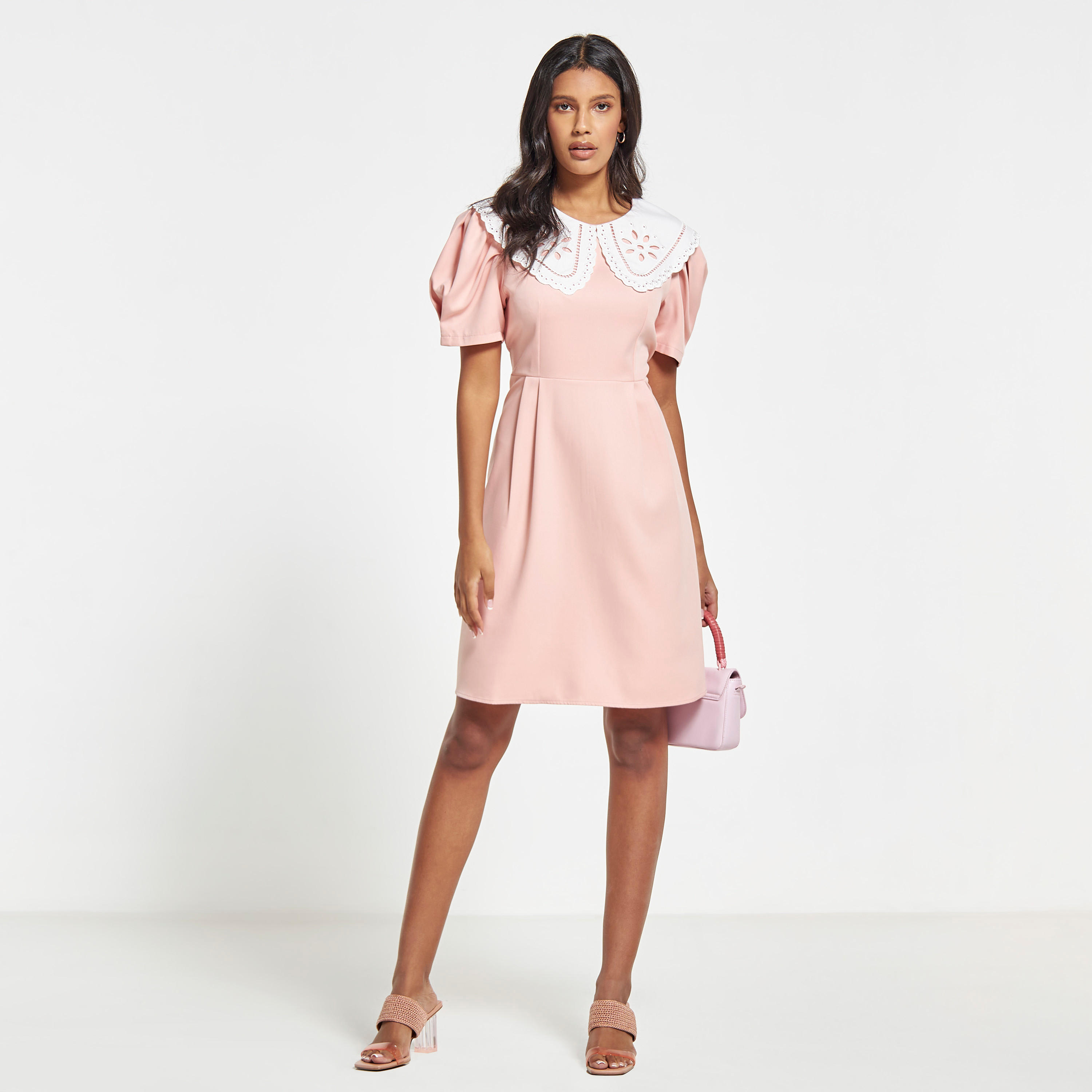 فستان قصير سادة بياقة بيتر بان وأكمام منفوخة من تو إكستريمز-women-clothing-dresses-image-2
