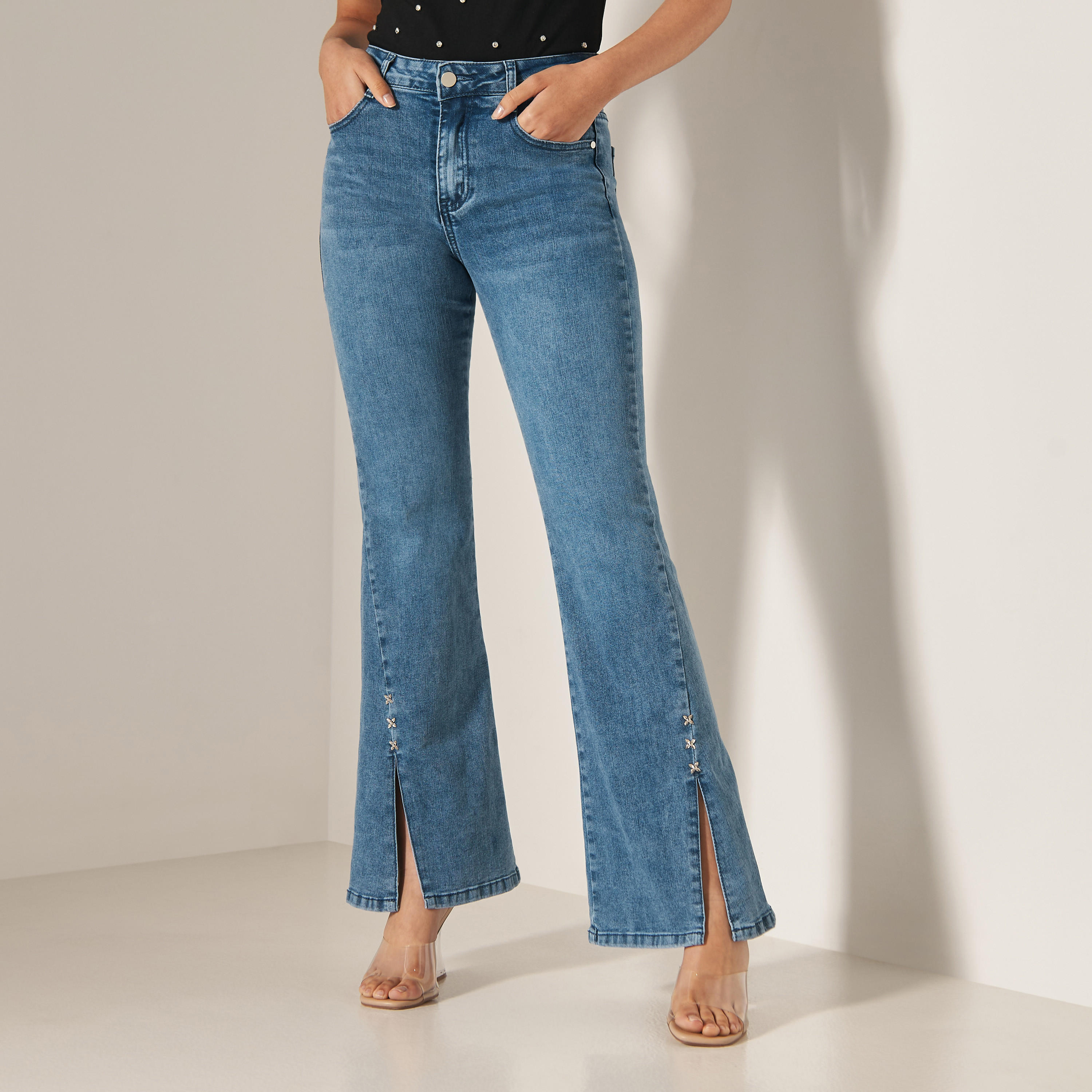 بنطلون جينز بقصة عادية وفتحات أمامية وأزرار من تو إكستريمز-women-clothing-bottoms-jeans-image-1
