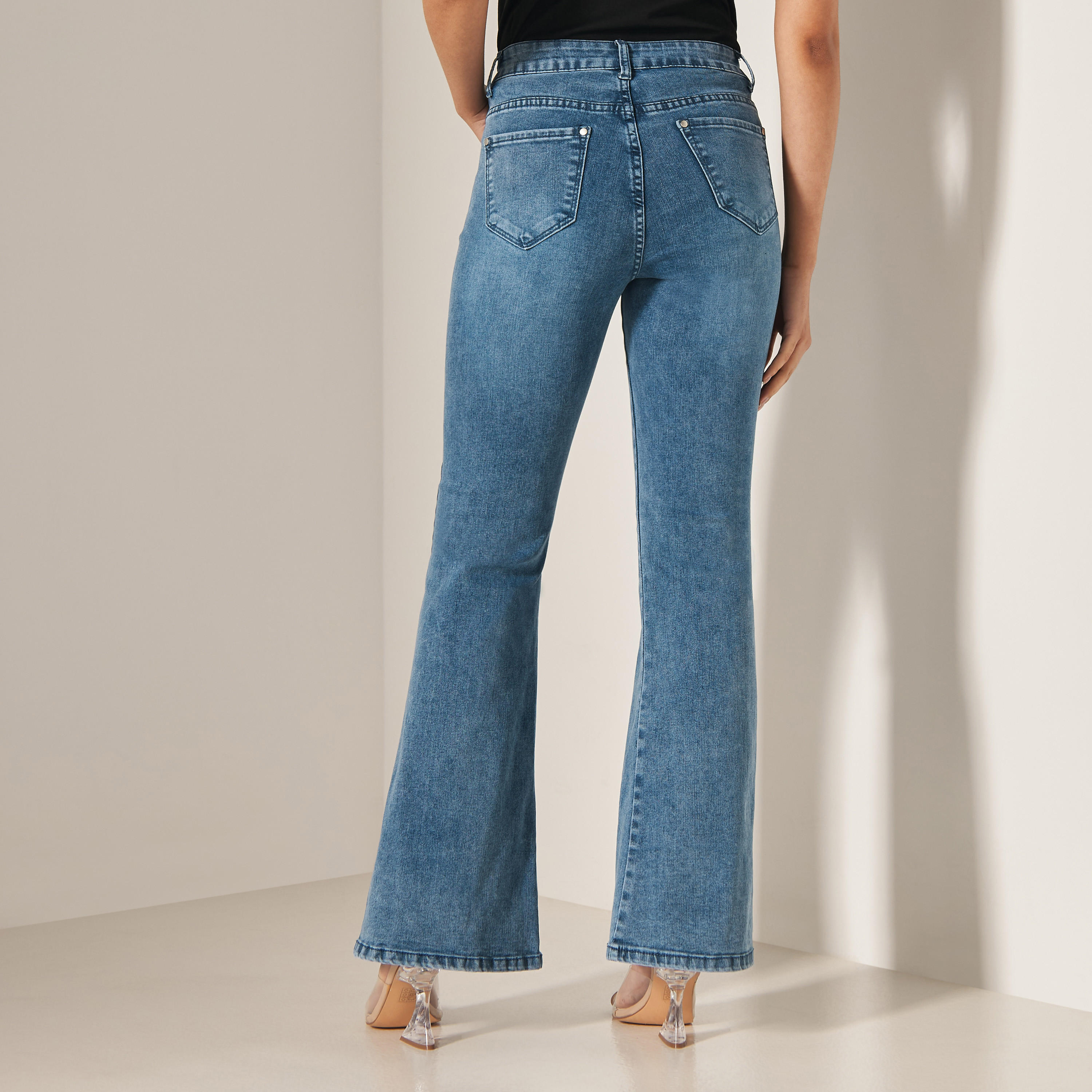 بنطلون جينز بقصة عادية وفتحات أمامية وأزرار من تو إكستريمز-women-clothing-bottoms-jeans-image-3