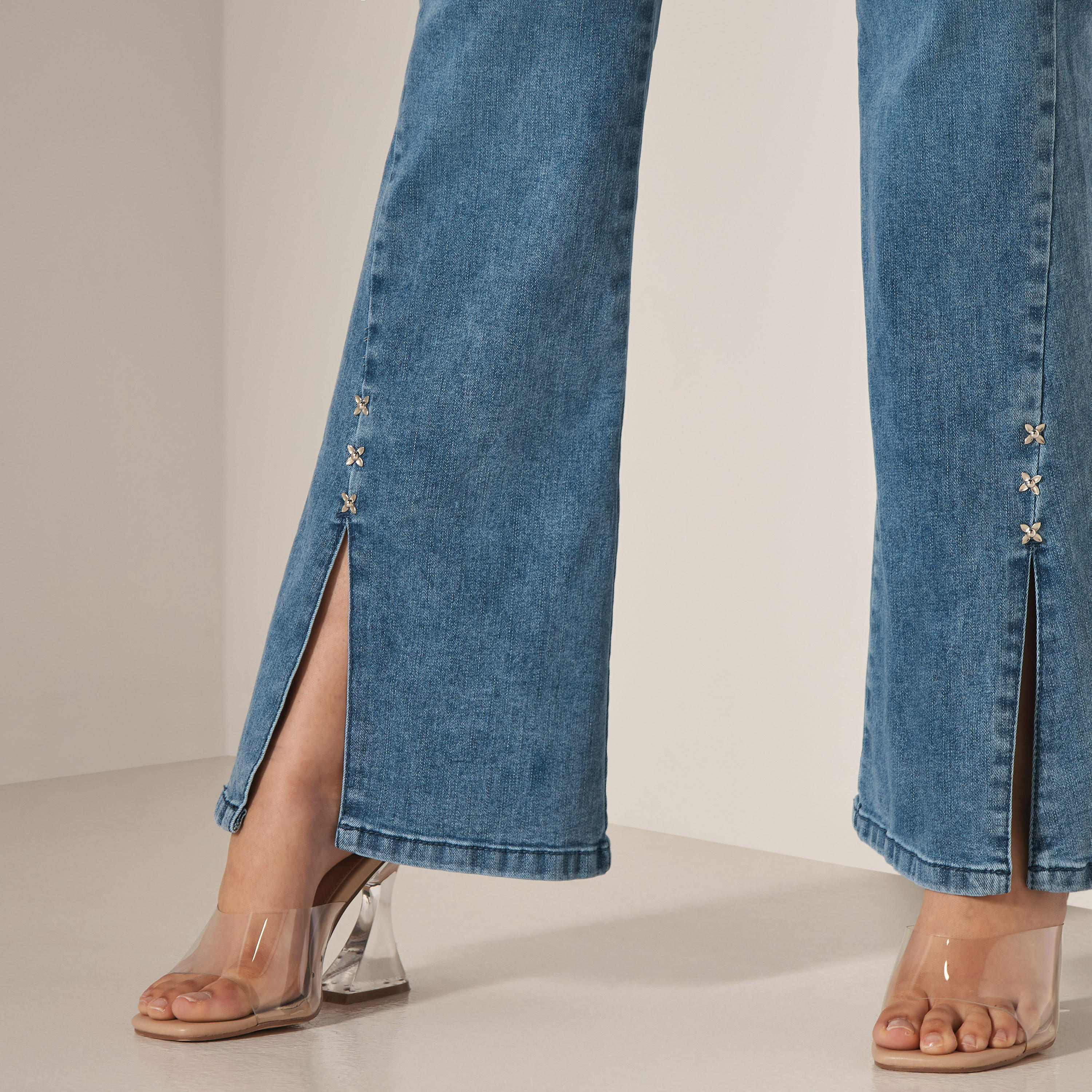بنطلون جينز بقصة عادية وفتحات أمامية وأزرار من تو إكستريمز-women-clothing-bottoms-jeans-image-4