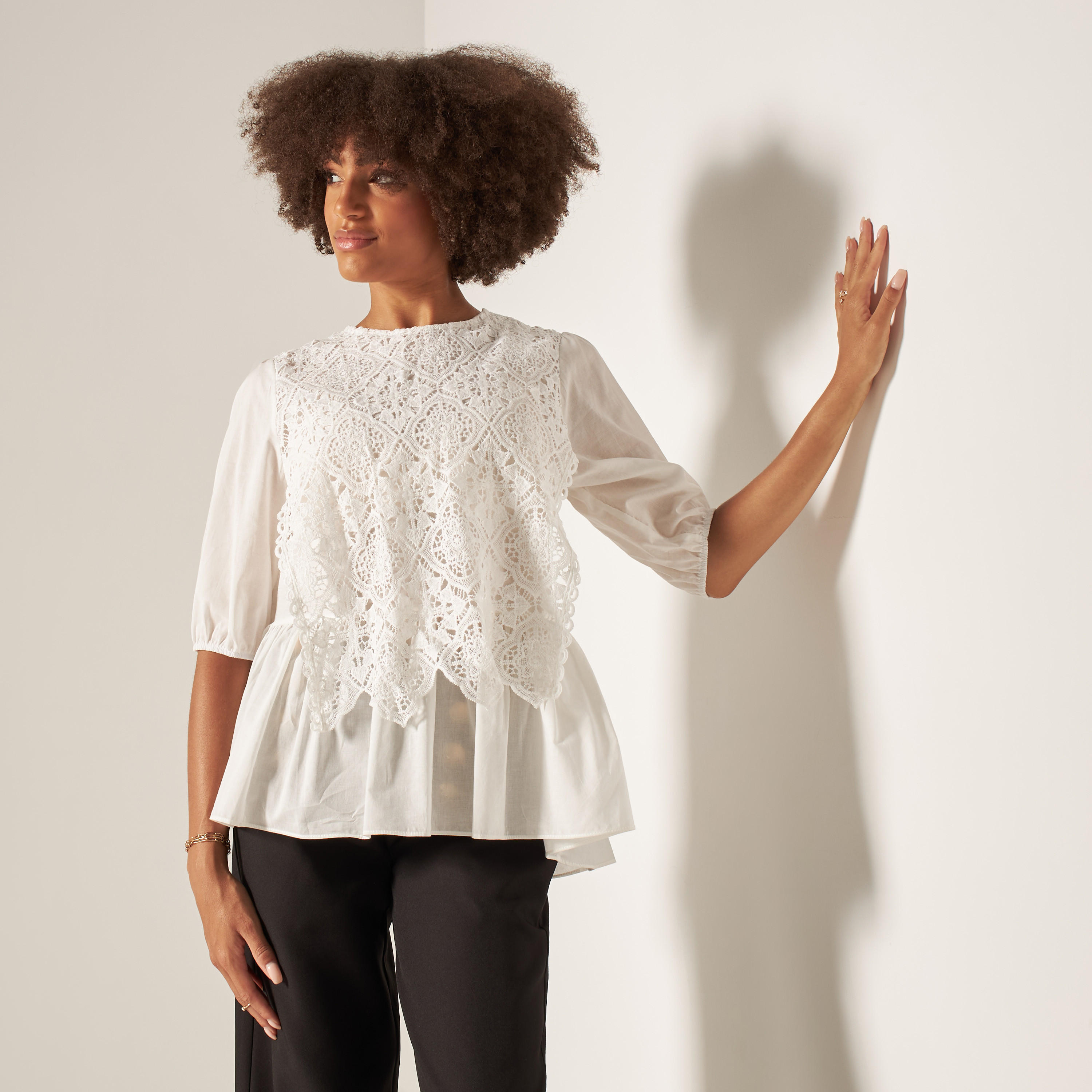 بلوزة بكشكش على الخصر وأكمام منفوخة وتفاصيل دانتيل من تو إكستريمز-women-clothing-shirtsandblouses-blouses-image-1