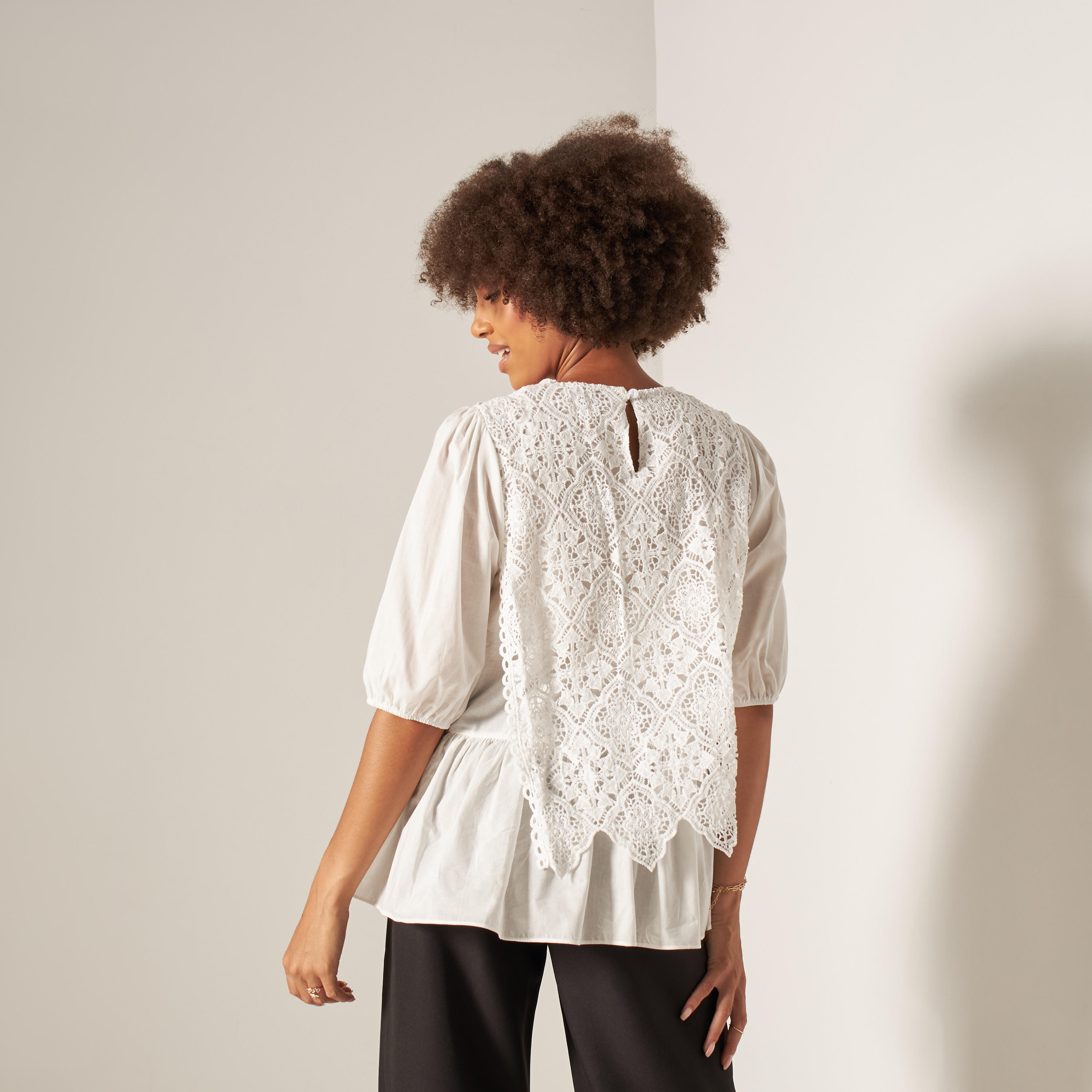 بلوزة بكشكش على الخصر وأكمام منفوخة وتفاصيل دانتيل من تو إكستريمز-women-clothing-shirtsandblouses-blouses-image-3
