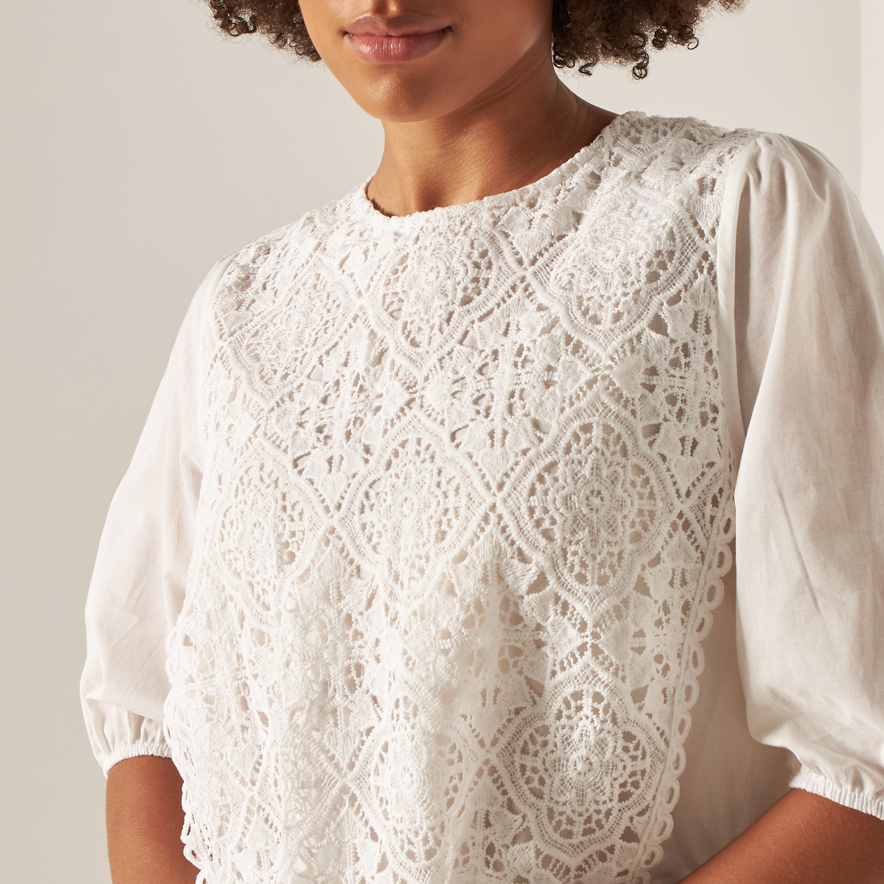 بلوزة بكشكش على الخصر وأكمام منفوخة وتفاصيل دانتيل من تو إكستريمز-women-clothing-shirtsandblouses-blouses-image-4