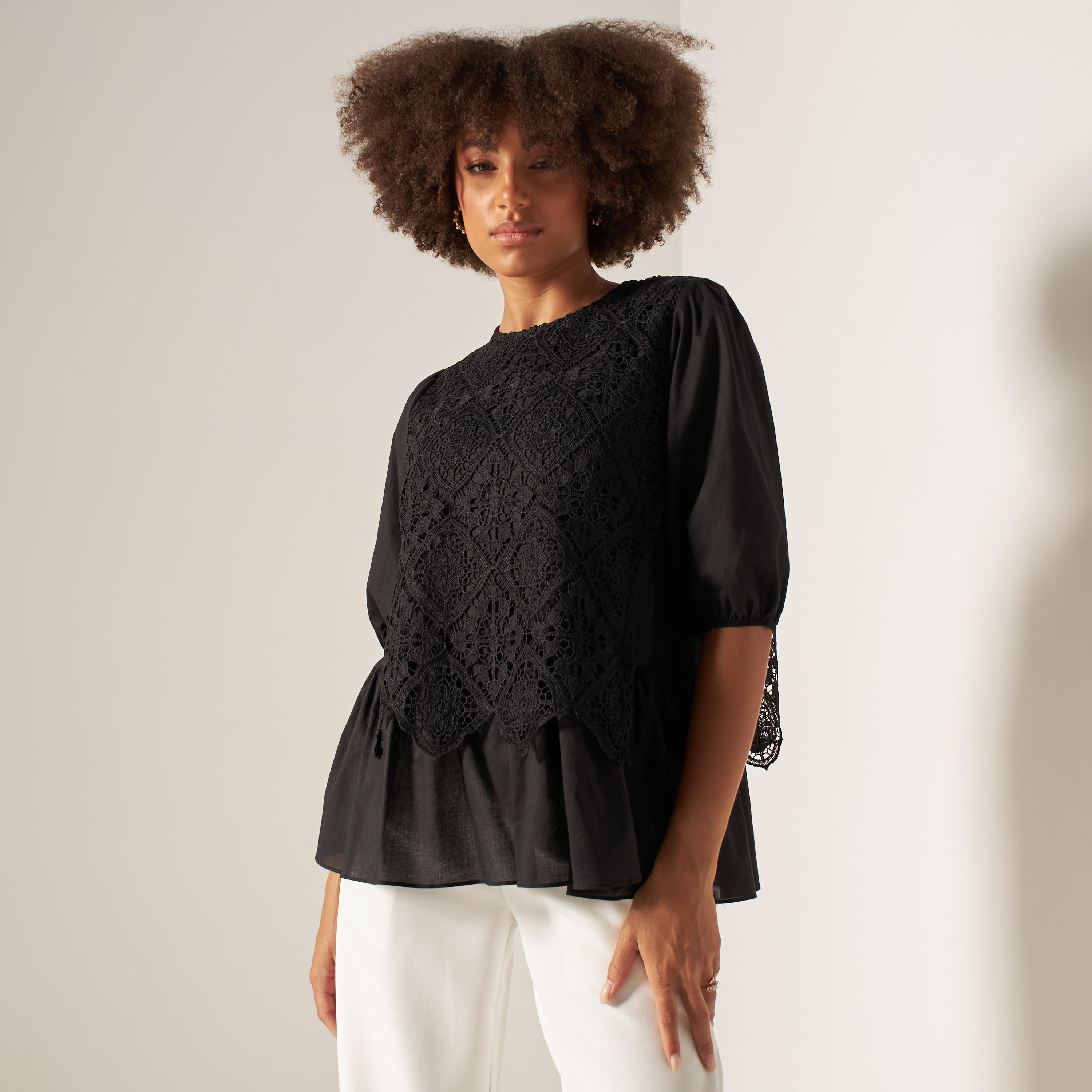 بلوزة بكشكش على الخصر وأكمام منفوخة وتفاصيل دانتيل من تو إكستريمز-women-clothing-shirtsandblouses-blouses-image-5