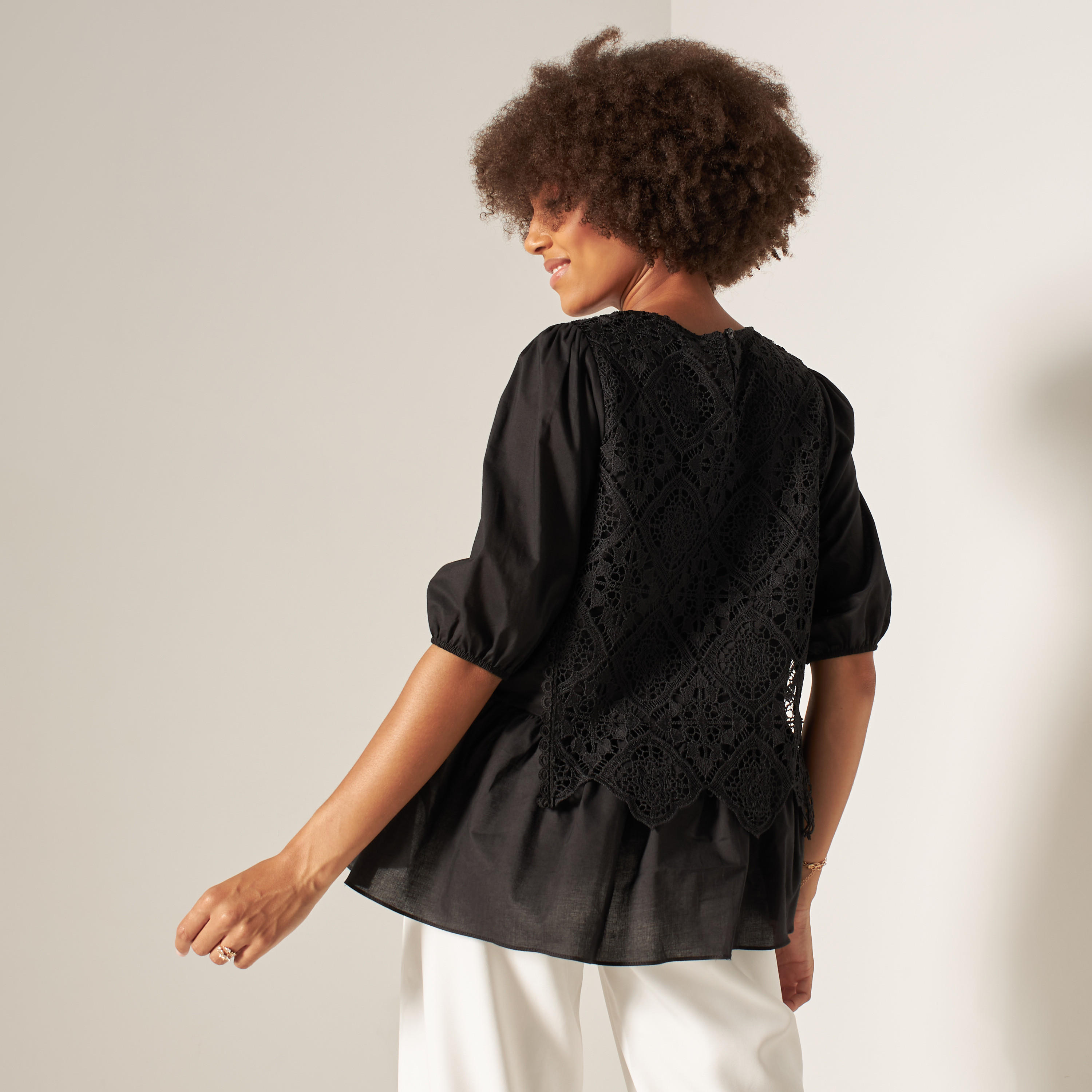 بلوزة بكشكش على الخصر وأكمام منفوخة وتفاصيل دانتيل من تو إكستريمز-women-clothing-shirtsandblouses-blouses-image-7