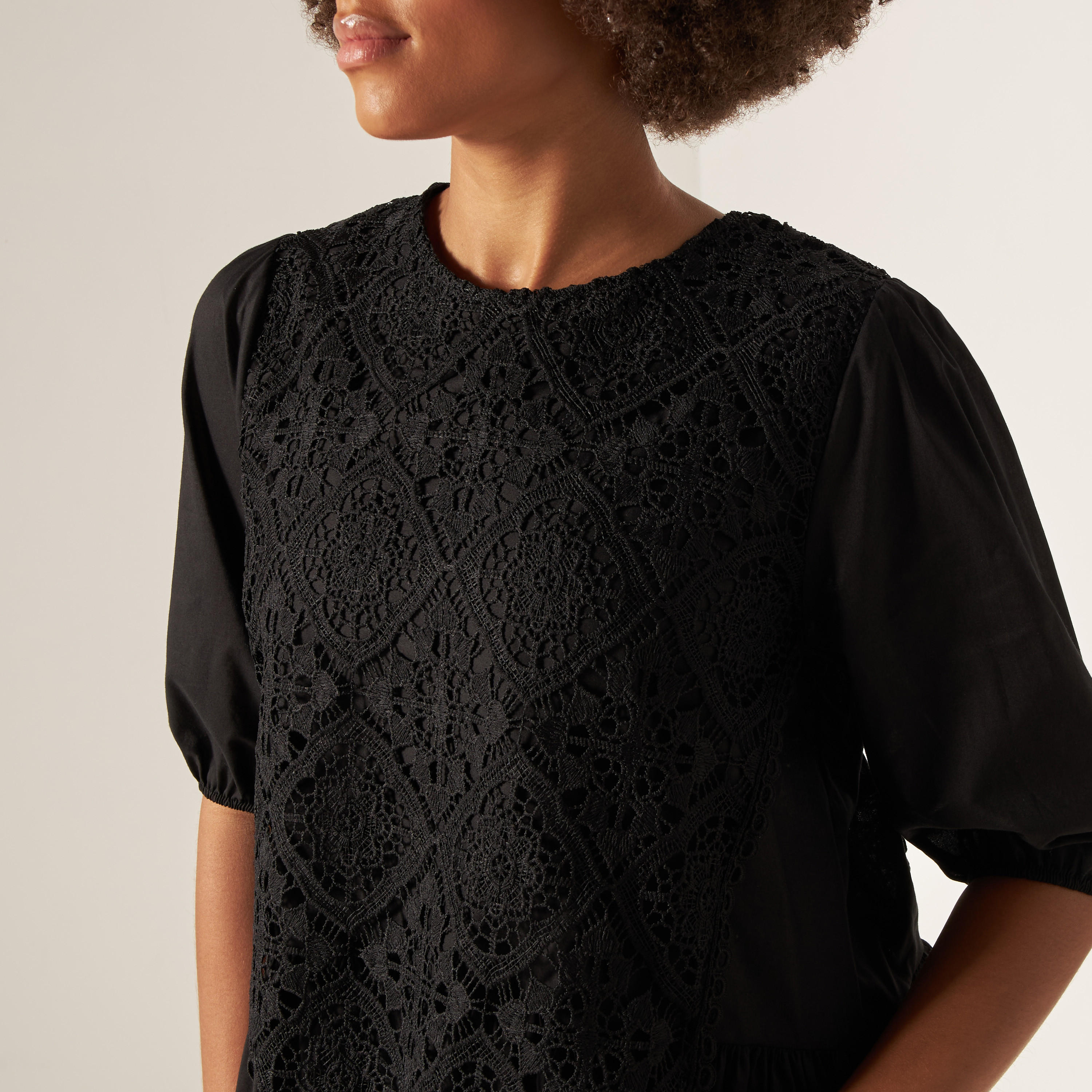 بلوزة بكشكش على الخصر وأكمام منفوخة وتفاصيل دانتيل من تو إكستريمز-women-clothing-shirtsandblouses-blouses-image-8