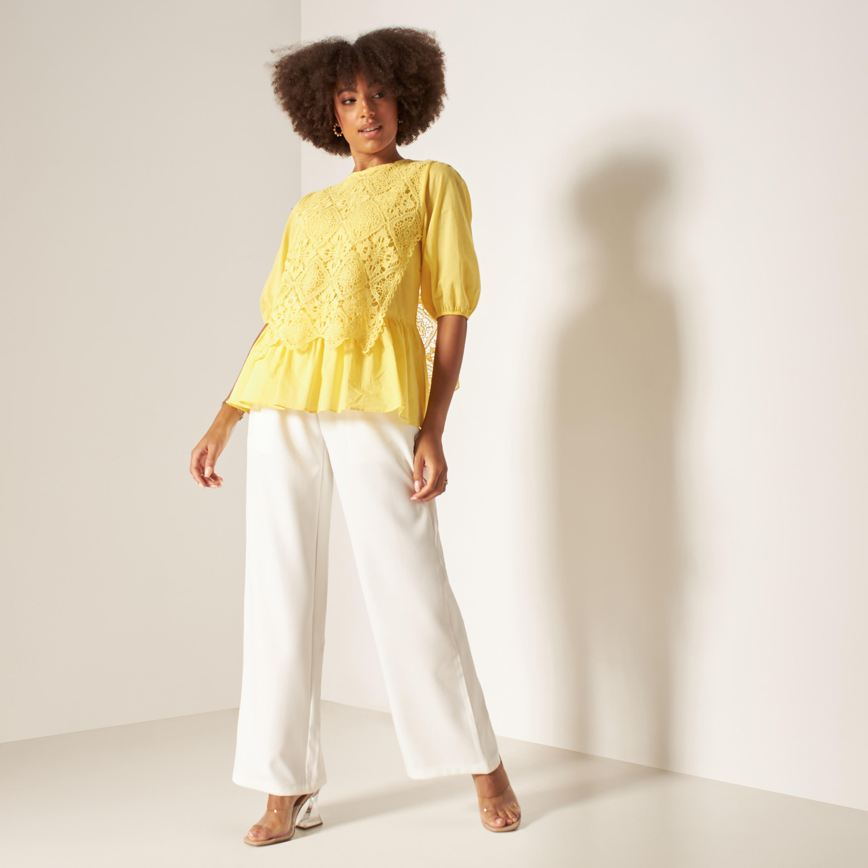 بلوزة بكشكش على الخصر وأكمام منفوخة وتفاصيل دانتيل من تو إكستريمز-women-clothing-shirtsandblouses-blouses-image-10