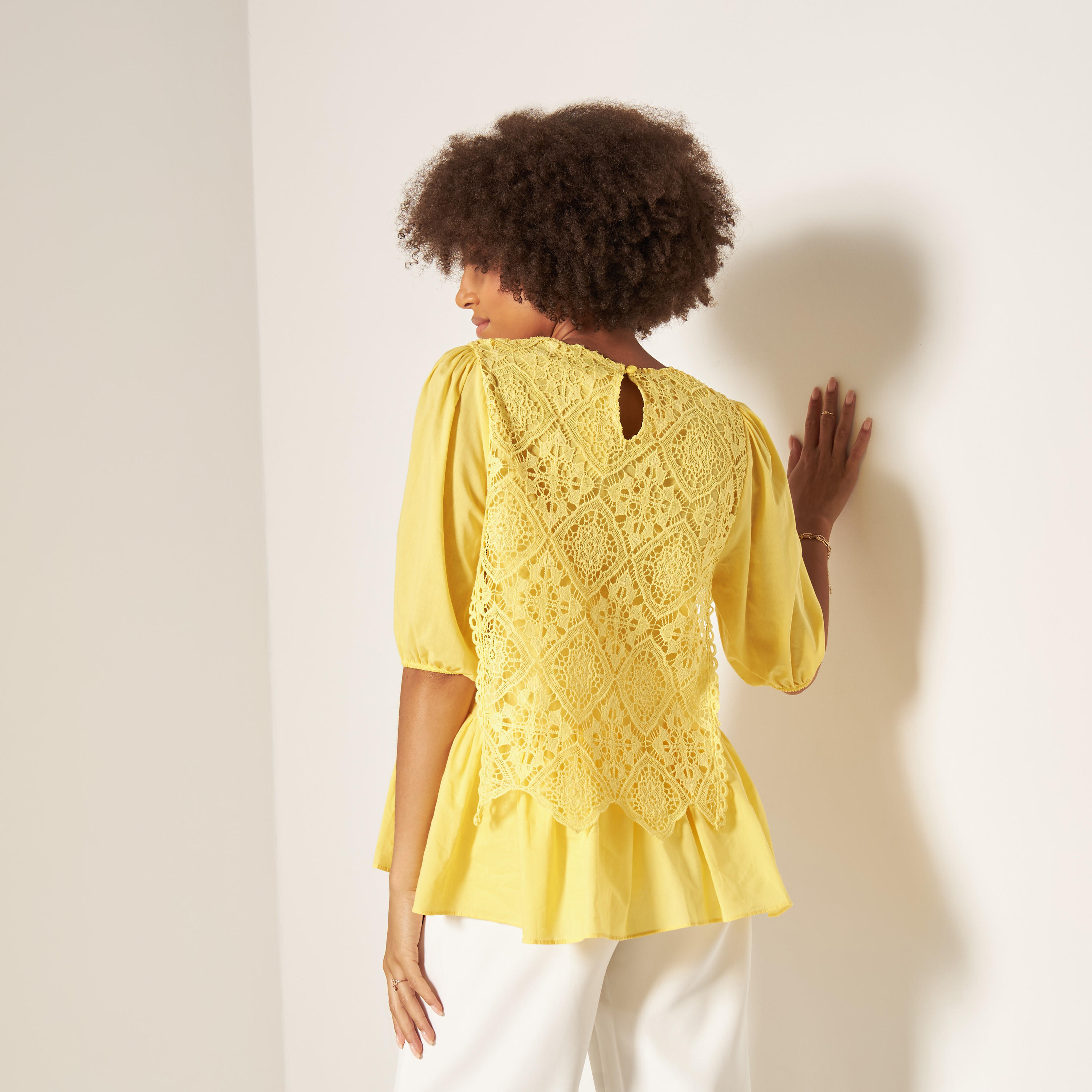 بلوزة بكشكش على الخصر وأكمام منفوخة وتفاصيل دانتيل من تو إكستريمز-women-clothing-shirtsandblouses-blouses-image-11