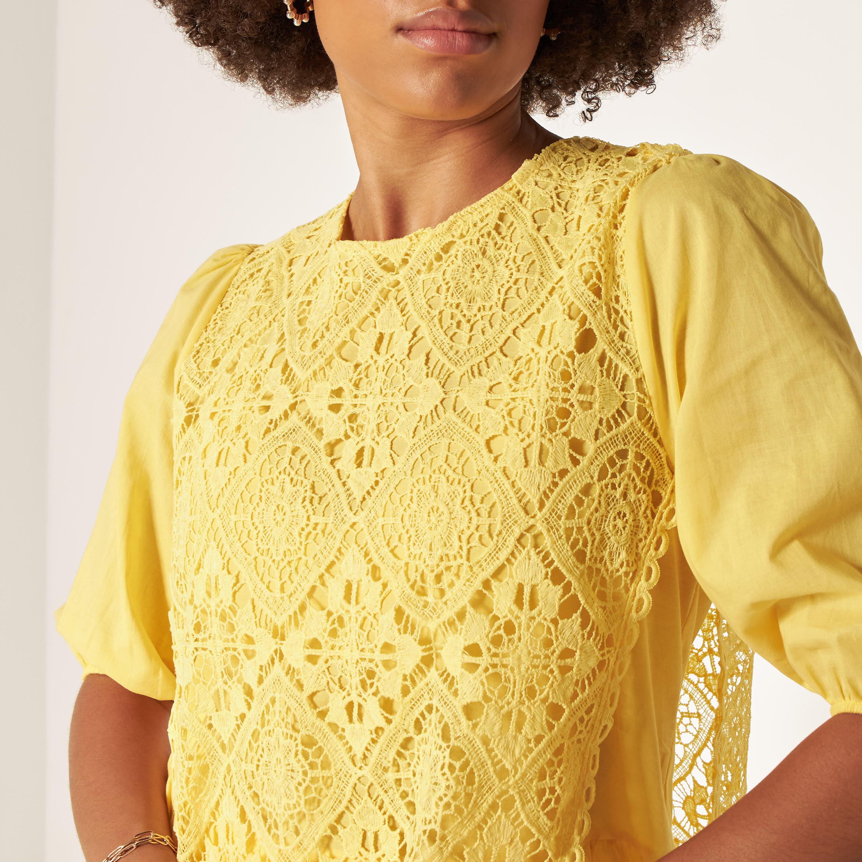 بلوزة بكشكش على الخصر وأكمام منفوخة وتفاصيل دانتيل من تو إكستريمز-women-clothing-shirtsandblouses-blouses-image-12