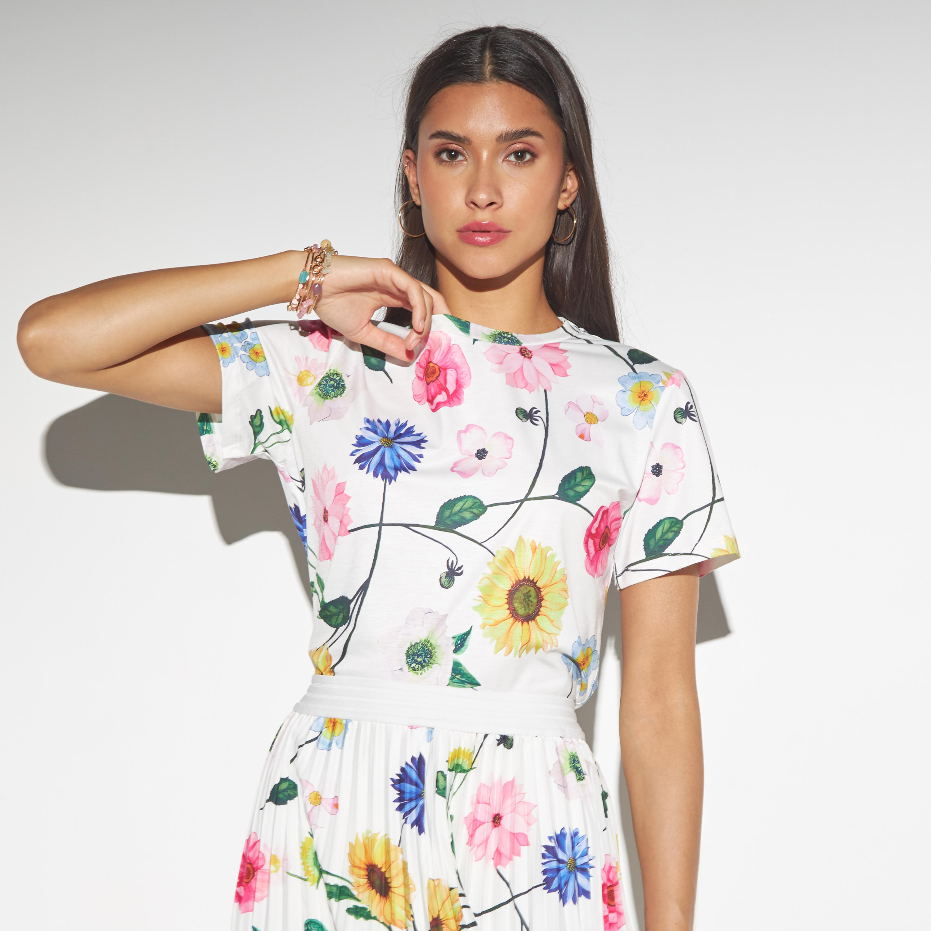 تيشيرت بياقة ضيّقة وأكمام قصيرة وطبعات من تو إكستريمز-women-clothing-tshirts-image-1