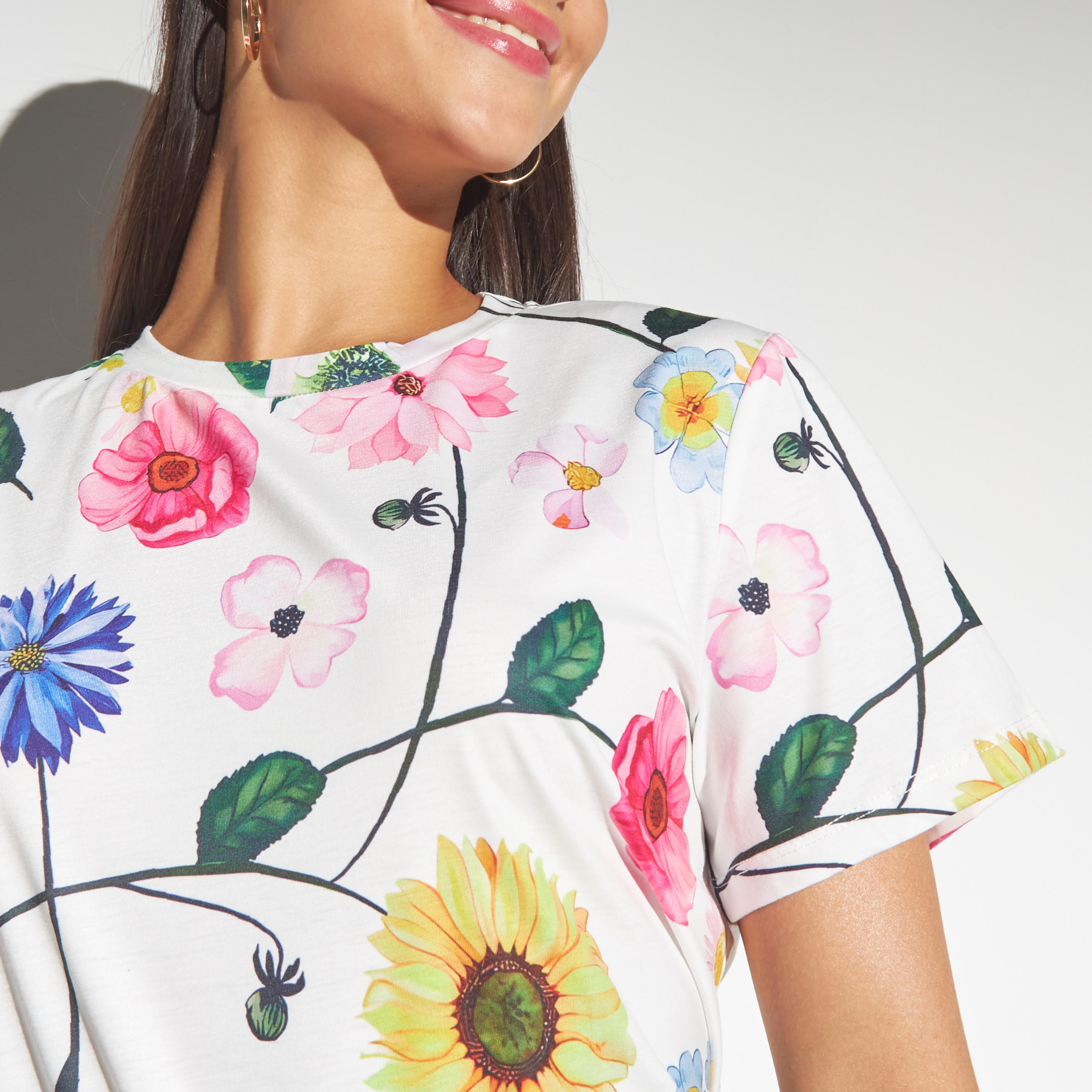 تيشيرت بياقة ضيّقة وأكمام قصيرة وطبعات من تو إكستريمز-women-clothing-tshirts-image-3