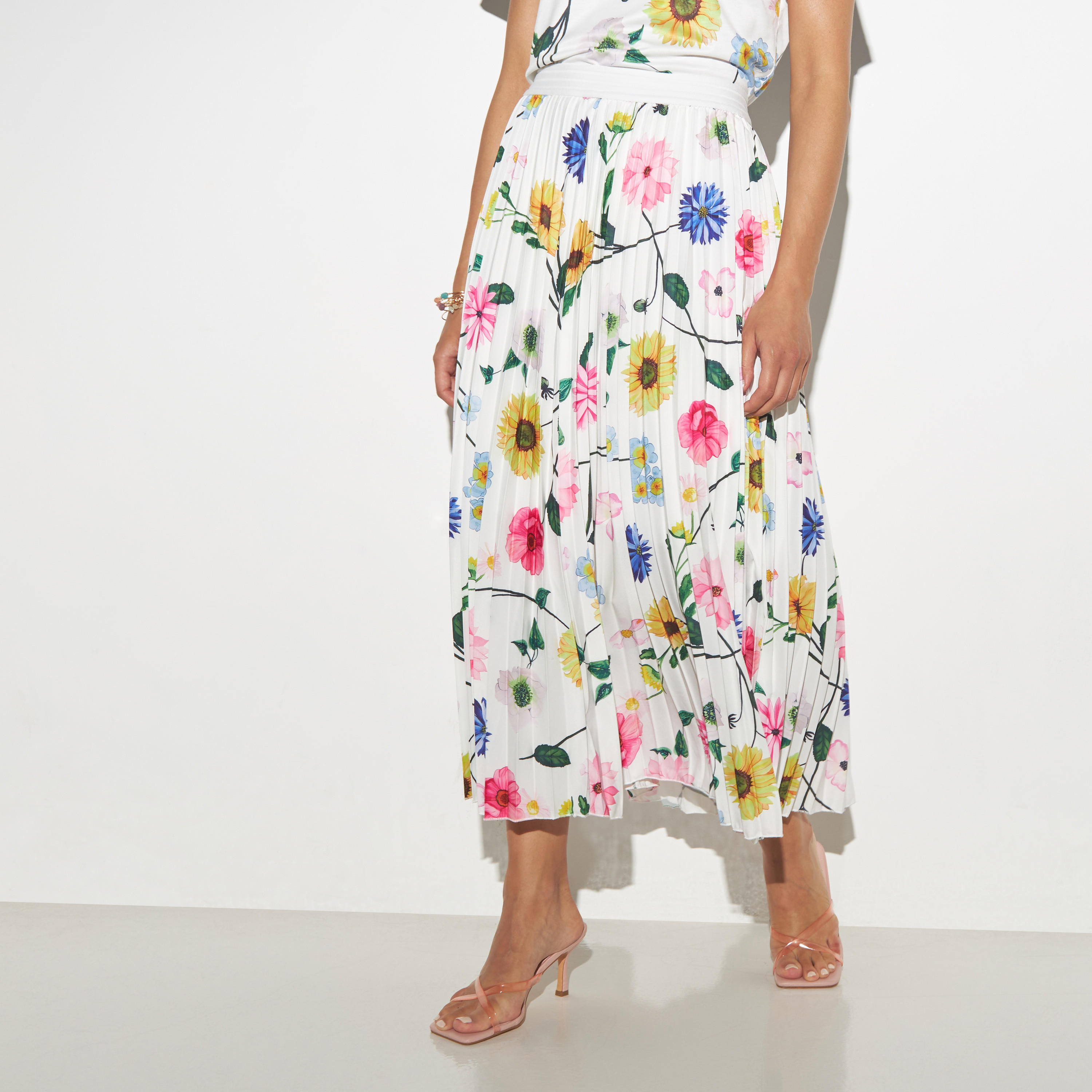 تنّورة بكسرات وخصر مطاطي وطبعات أزهار من تو إكستريمز-women-clothing-bottoms-skirts-image-1